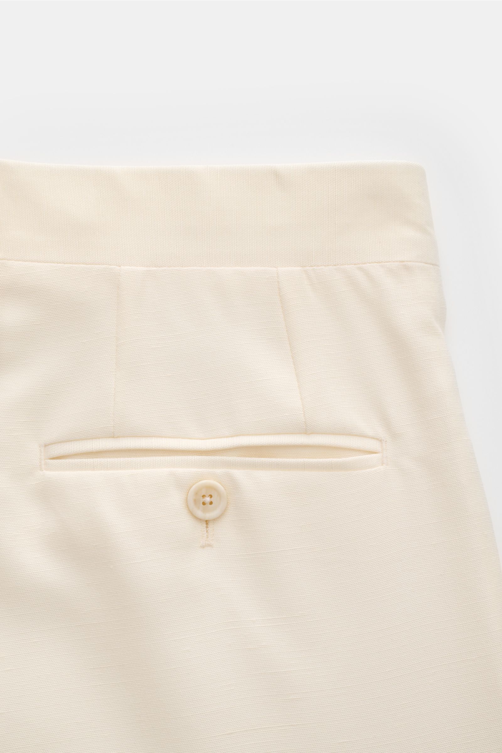 Lardini Hose creme, Rückansicht, Regular Fit, Viskose-Seide-Mix mit sichtbaren Titerschwankungen, paspelierte Gesäßtasche mit Knopf, offene Länge.