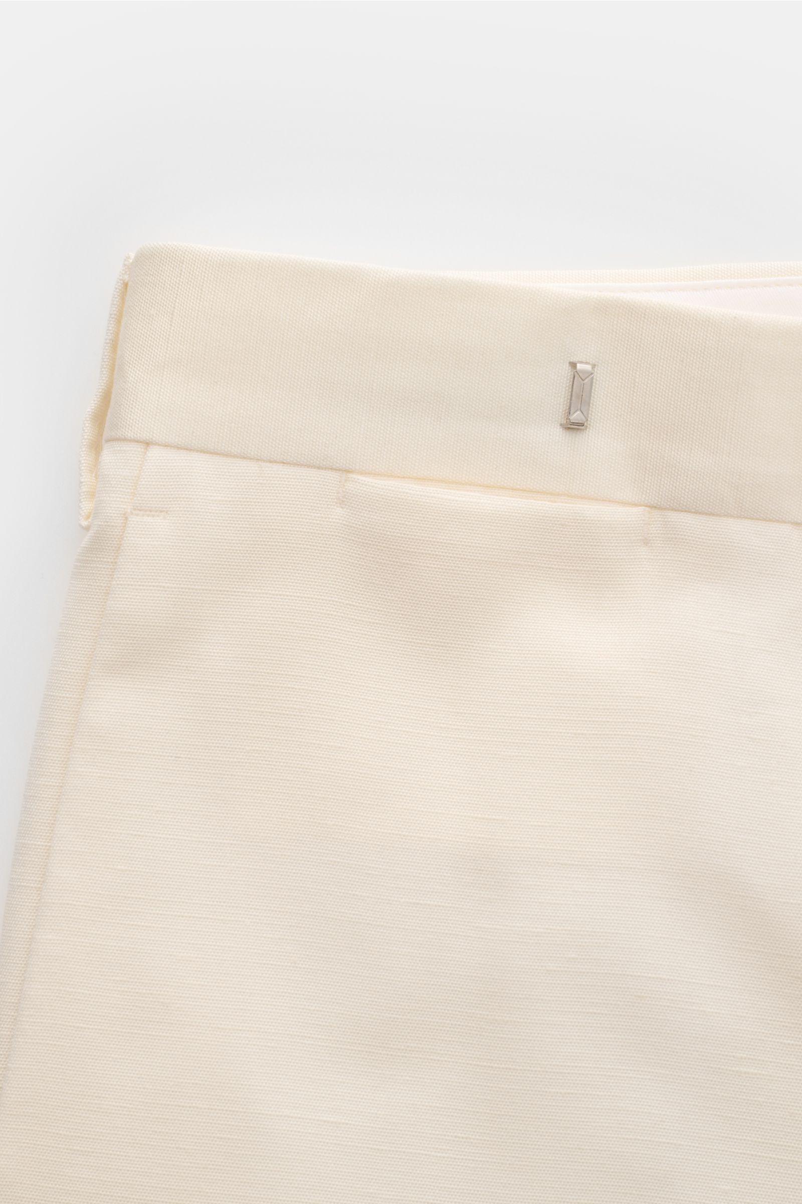 Lardini Hose creme aus Viskose mit Seide, Regular Fit, gerader Schnitt, Detailaufnahme Bund mit Reißverschluss, Uhrentasche und paspelierten Taschen.