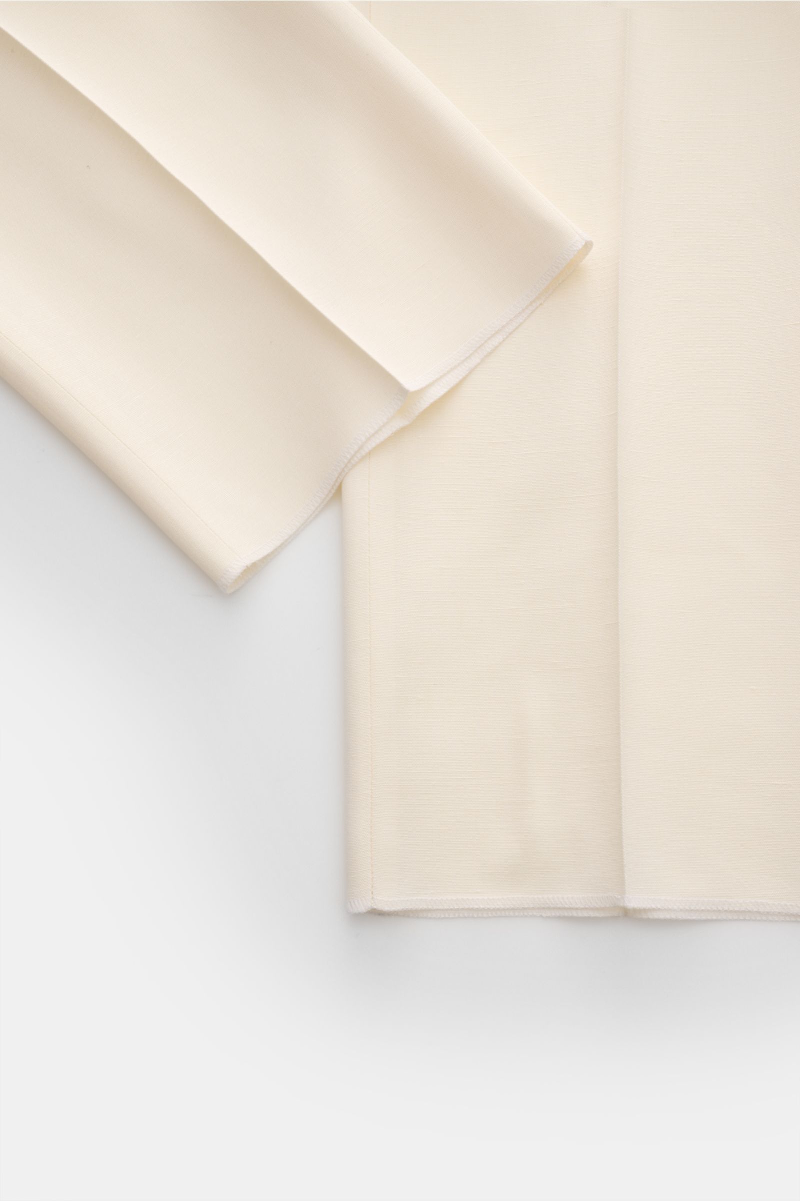 Lardini Hose creme aus leichter Viskose mit Seide, Regular Fit, gerader Schnitt, Detailaufnahme Saum und Beinabschluss mit sichtbaren Titerschwankungen.