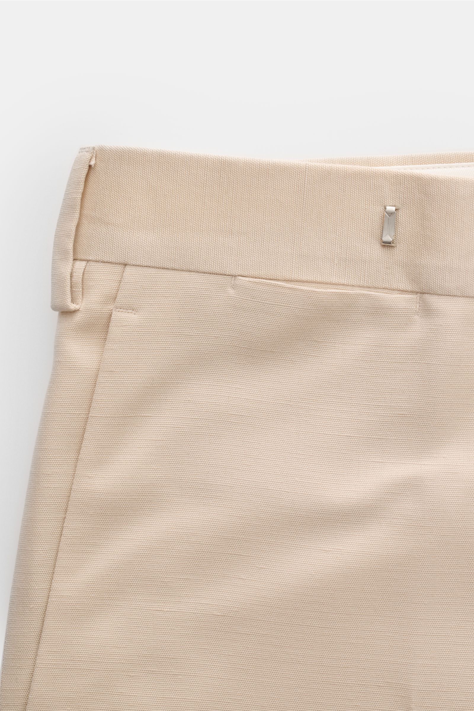 Nahaufnahme der oberen Front und Taille der Lardini Hose sand aus leichter Viskose mit Seide, Regular Fit, gerader Schnitt, sichtbare Titerschwankungen im Gewebe.