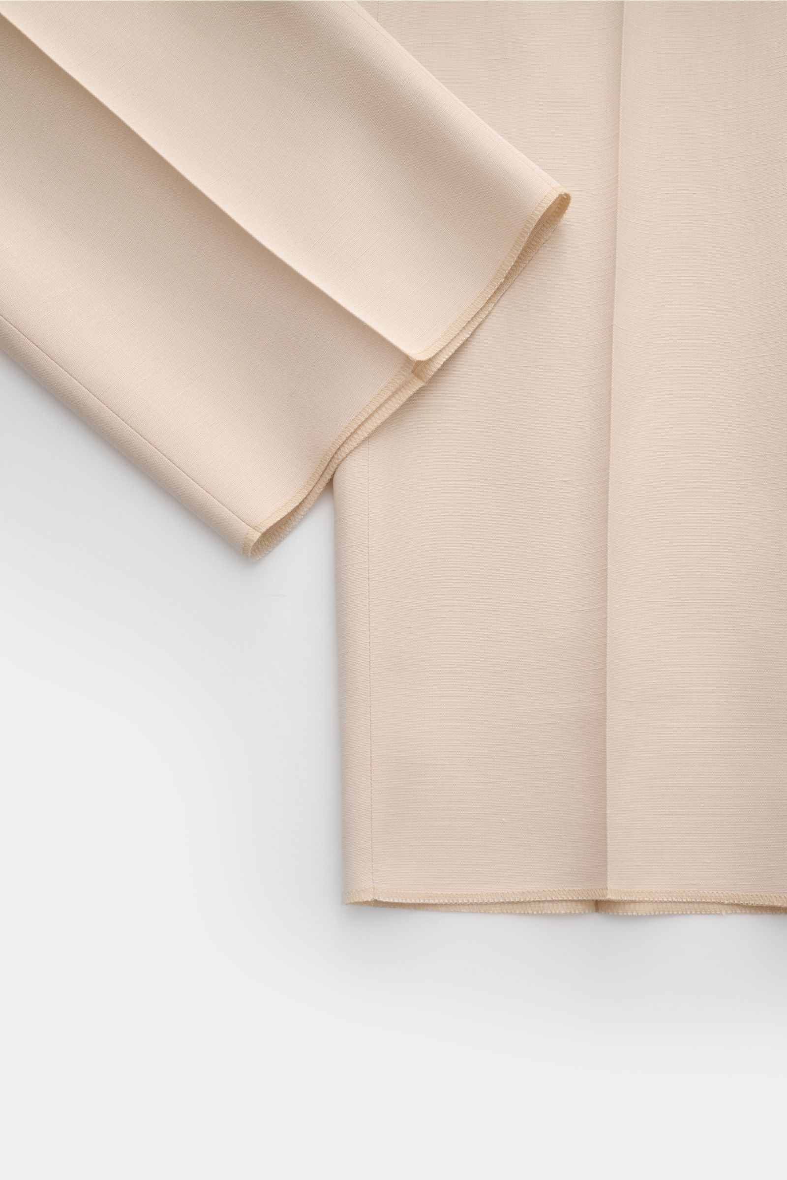 Lardini Hose sand aus Viskose mit Seide, luftiger Regular Fit, gerader Schnitt, Detailaufnahme der offenen Saumkanten von oben.