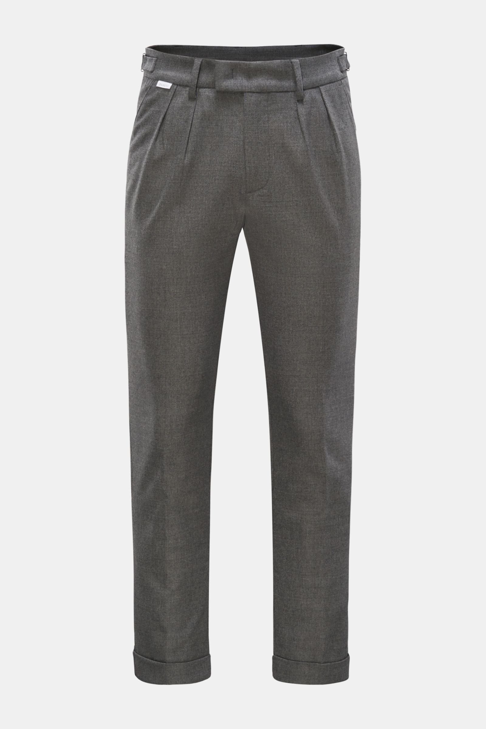 Frontansicht der 04651/ A trip in a bag Wollhose 'Flannel Pants' grau meliert aus Flanell mit Schurwolle, Cashmere, Stretch, Tapered Fit, Bundhaken, Side Adjuster, Bundfalte, französischen Taschen, Leistentaschen, kleinem Weblabel und fixiertem Saumaufsch