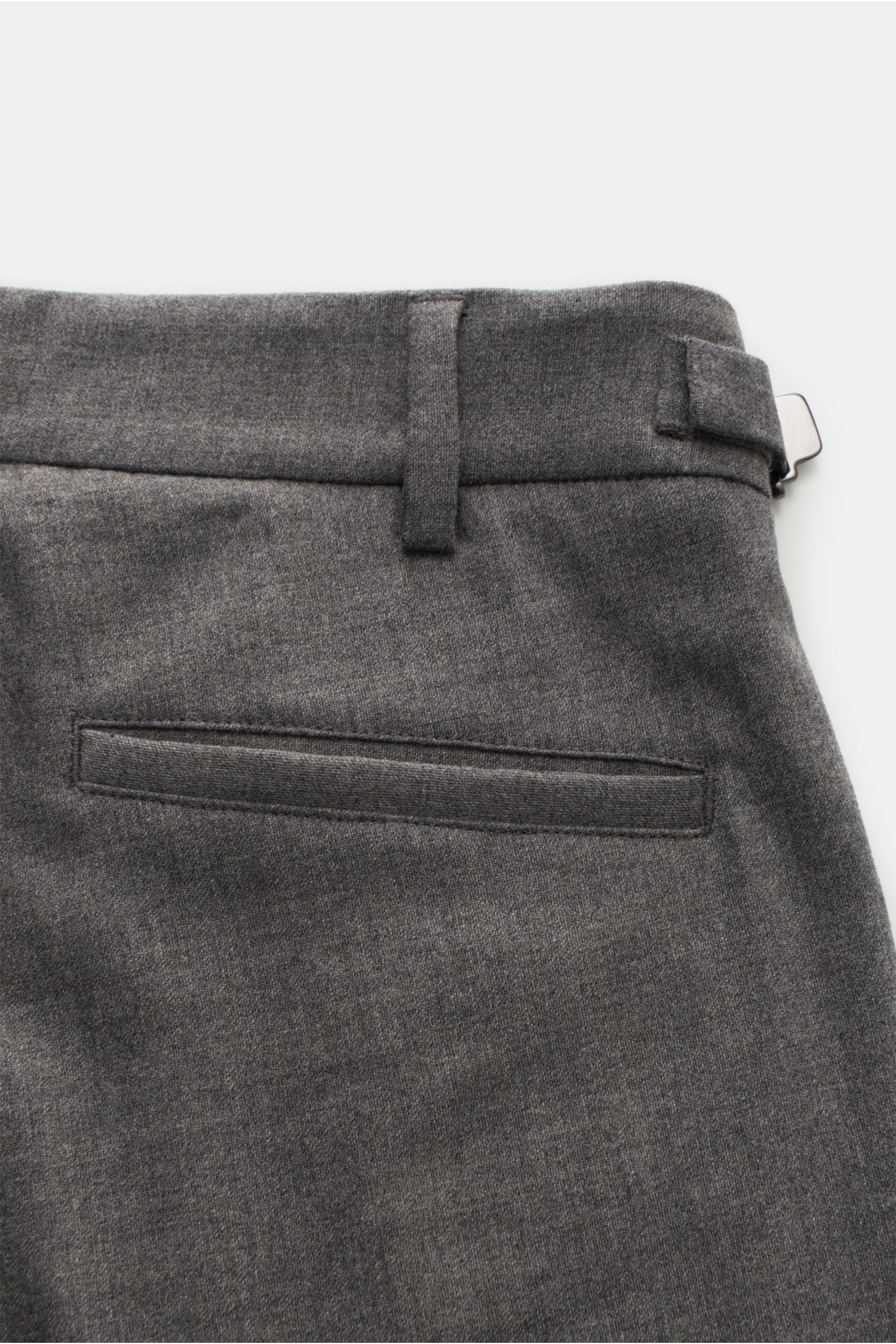 04651/ A trip in a bag Wollhose 'Flannel Pants' grau meliert, Detailansicht von hinten oben, Flanell aus Schurwolle und Cashmere, Stretch, Tapered Fit, Bundhaken, Side Adjuster, doppelte Bundfalte, französische und Leistentaschen, Weblabel, fixierter Saum