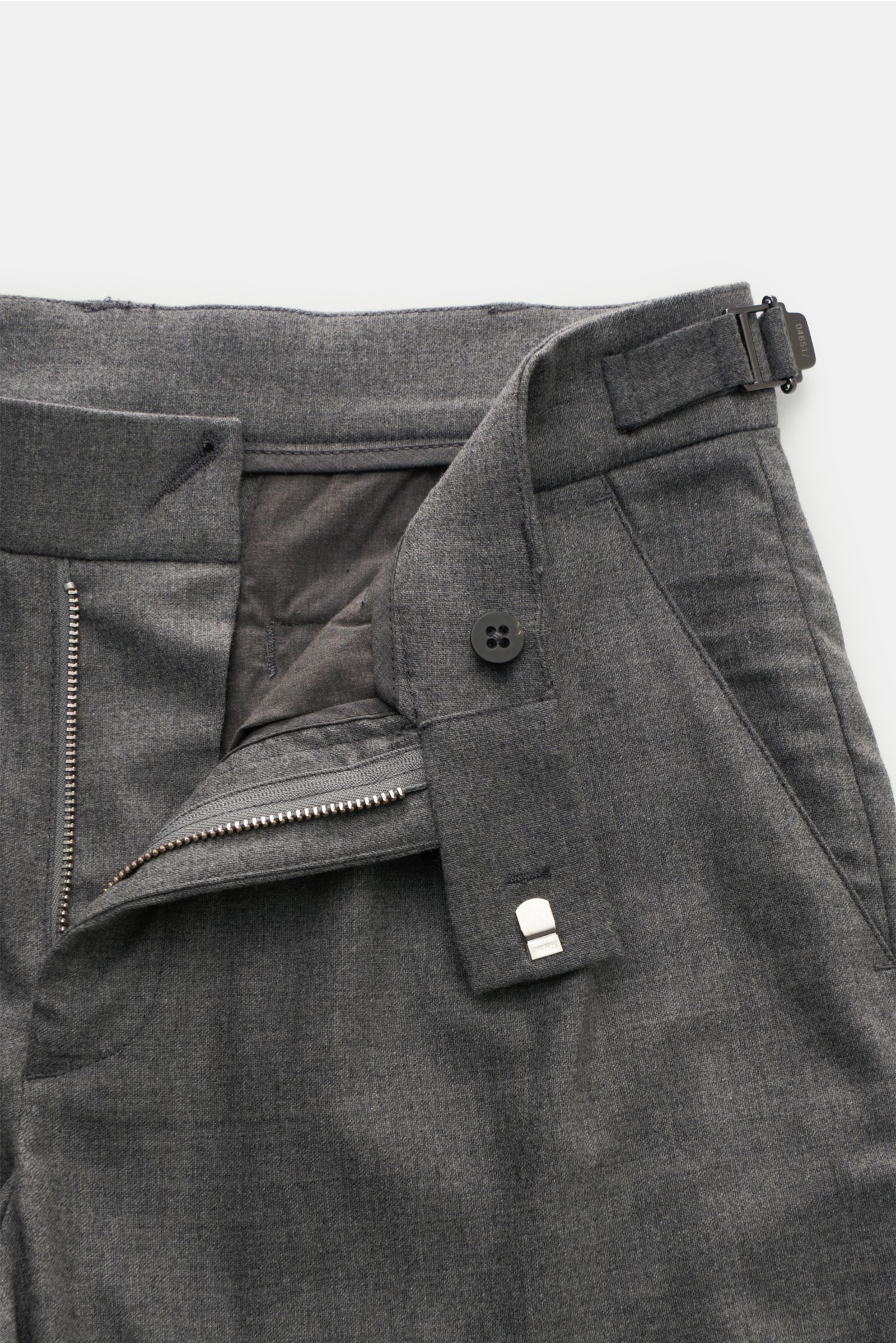 04651/ A trip in a bag Wollhose 'Flannel Pants' grau meliert, Detailfoto von oben, Flanell aus Schurwolle und Cashmere, komfortabler Stretch-Anteil, weicher Griff, Tapered Fit, schmal zulaufend, kurzer Schnitt, Reißverschluss, Bundhaken, Side Adjuster, do