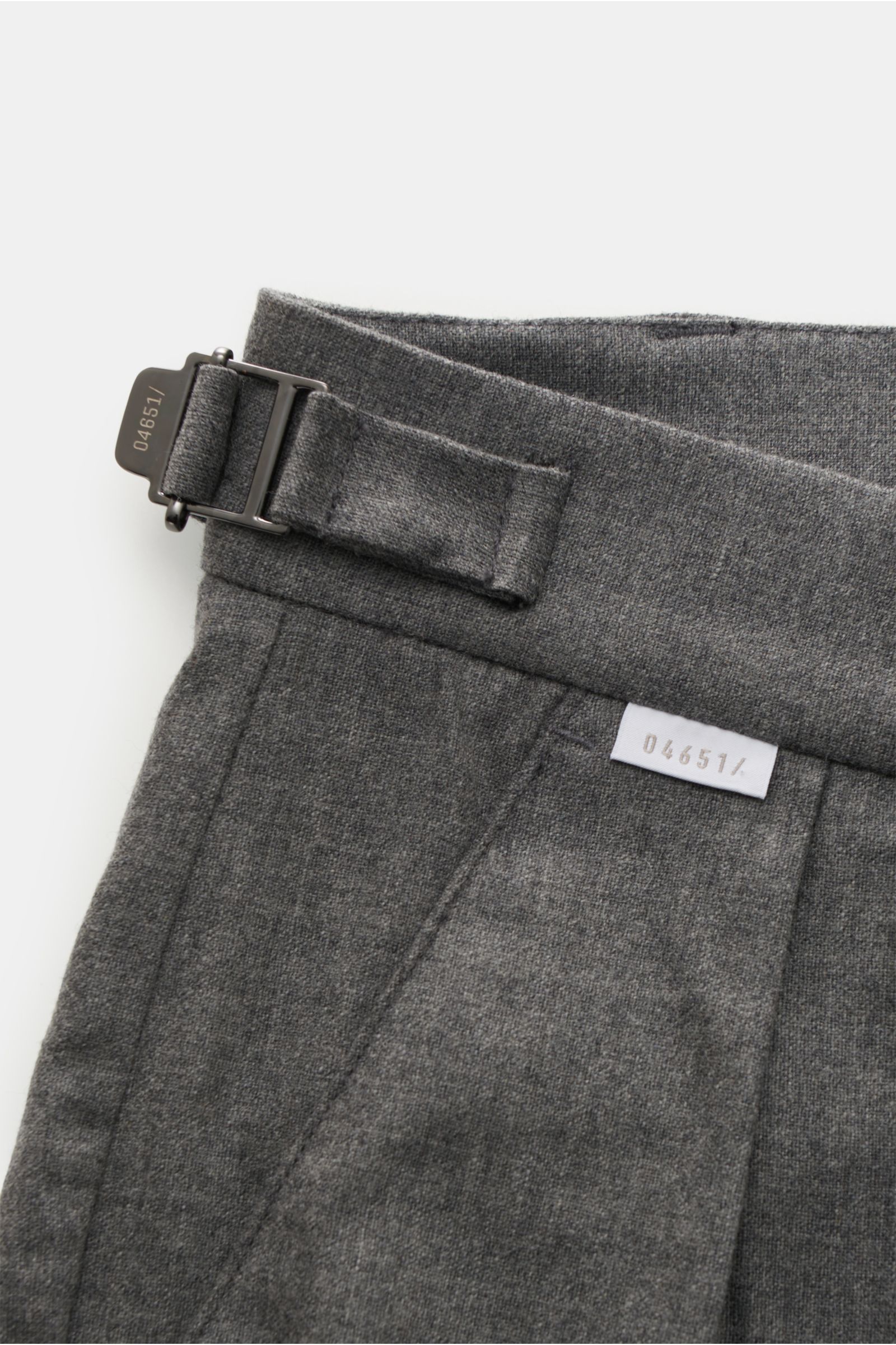 Nahaufnahme der Taille der 04651/ A trip in a bag Wollhose 'Flannel Pants' grau meliert, Flanell aus Schurwolle und Cashmere, komfortabler Stretch, weicher Griff, Tapered Fit, schmal zulaufend, kurzer Schnitt, Reißverschluss, Bundhaken, Side Adjuster, dop