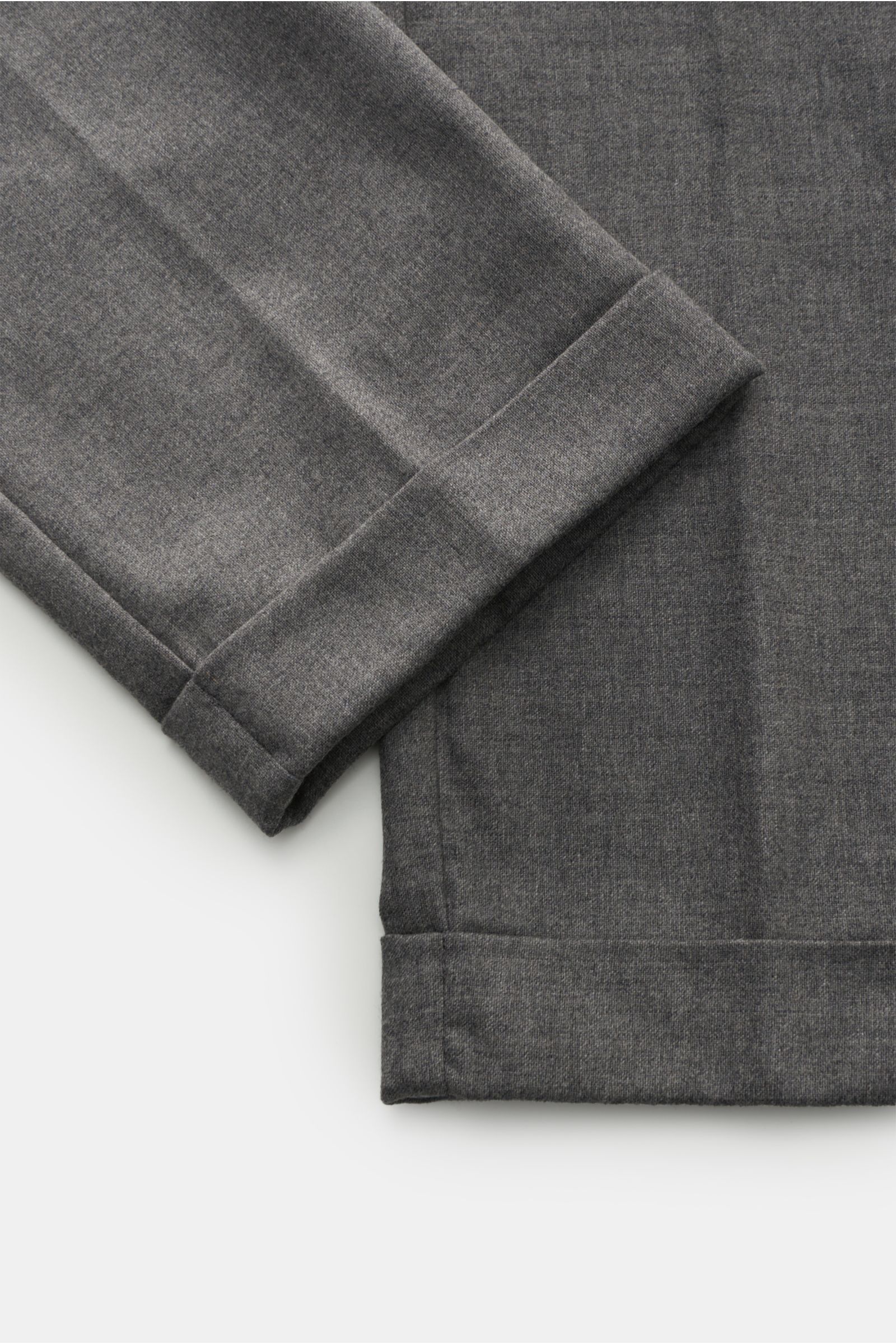 Nahaufnahme der Beinabschlüsse der 04651/ A trip in a bag Wollhose 'Flannel Pants' grau meliert aus Flanell mit kurzem, fixiertem Saumaufschlag, schmal zulaufend.