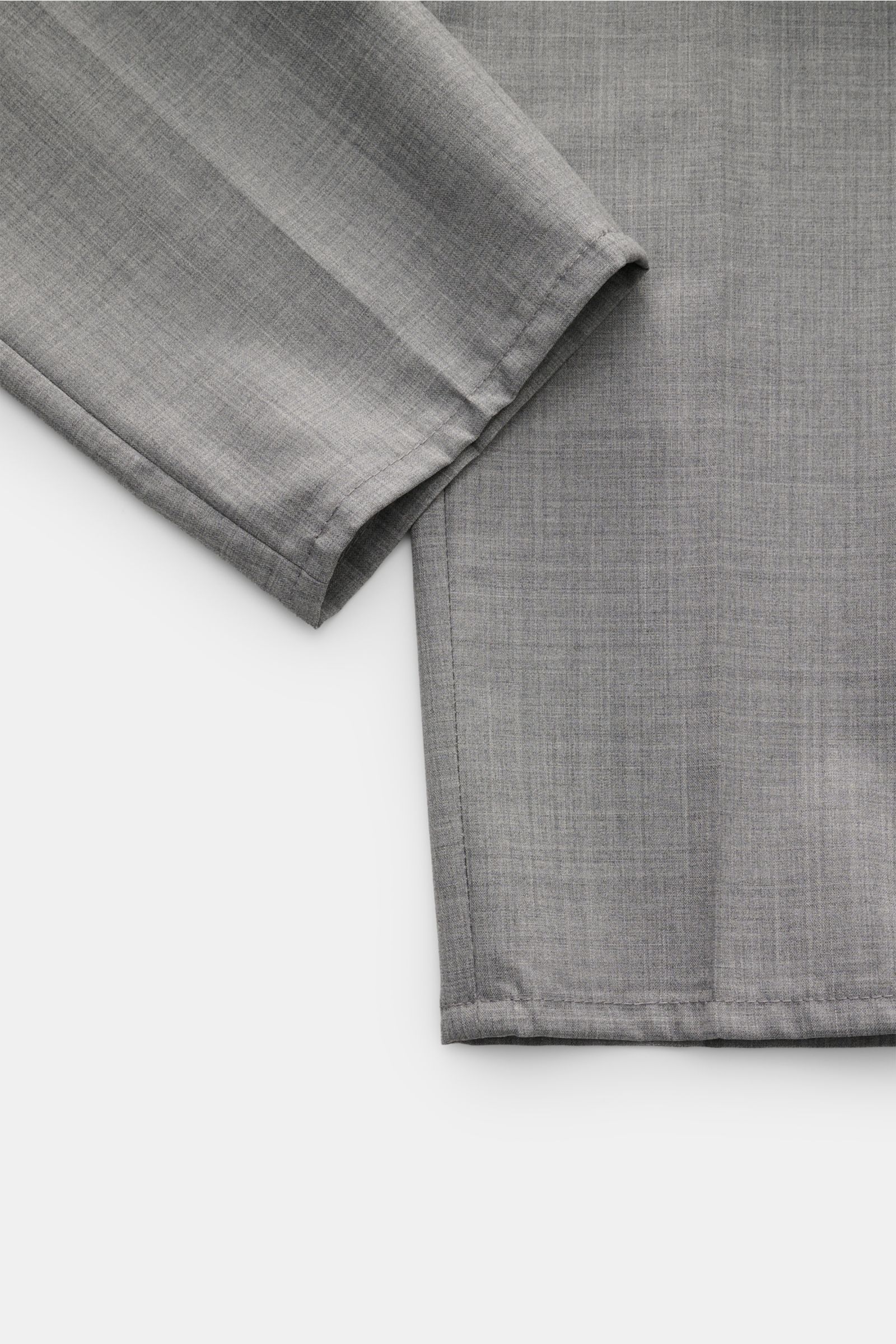Close-up, top-down view of the hem and lower leg of the Brunello Cucinelli Wollhose grau meliert, showcasing the fine texture and tailored finish of the pure wool fabric with a smooth touch and slim taper.

Description: Ikonisches Essential in italieni