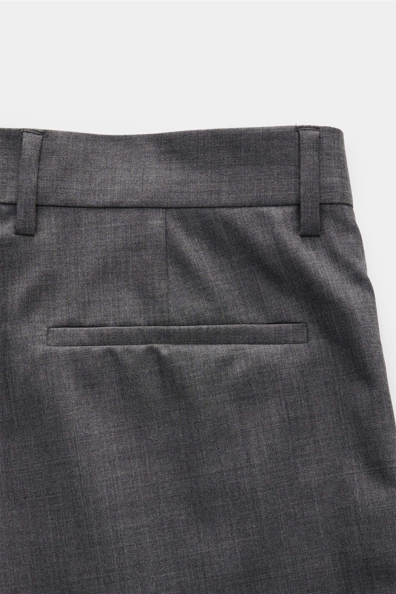 Close-up rear view of Brunello Cucinelli Wollhose dunkelgrau meliert, showing fine dark gray melange wool fabric, waistband, belt loops, and single welt back pocket.

Description: Ikonisches Essential in italienischer Luxusausführung: Die edle Wollhose