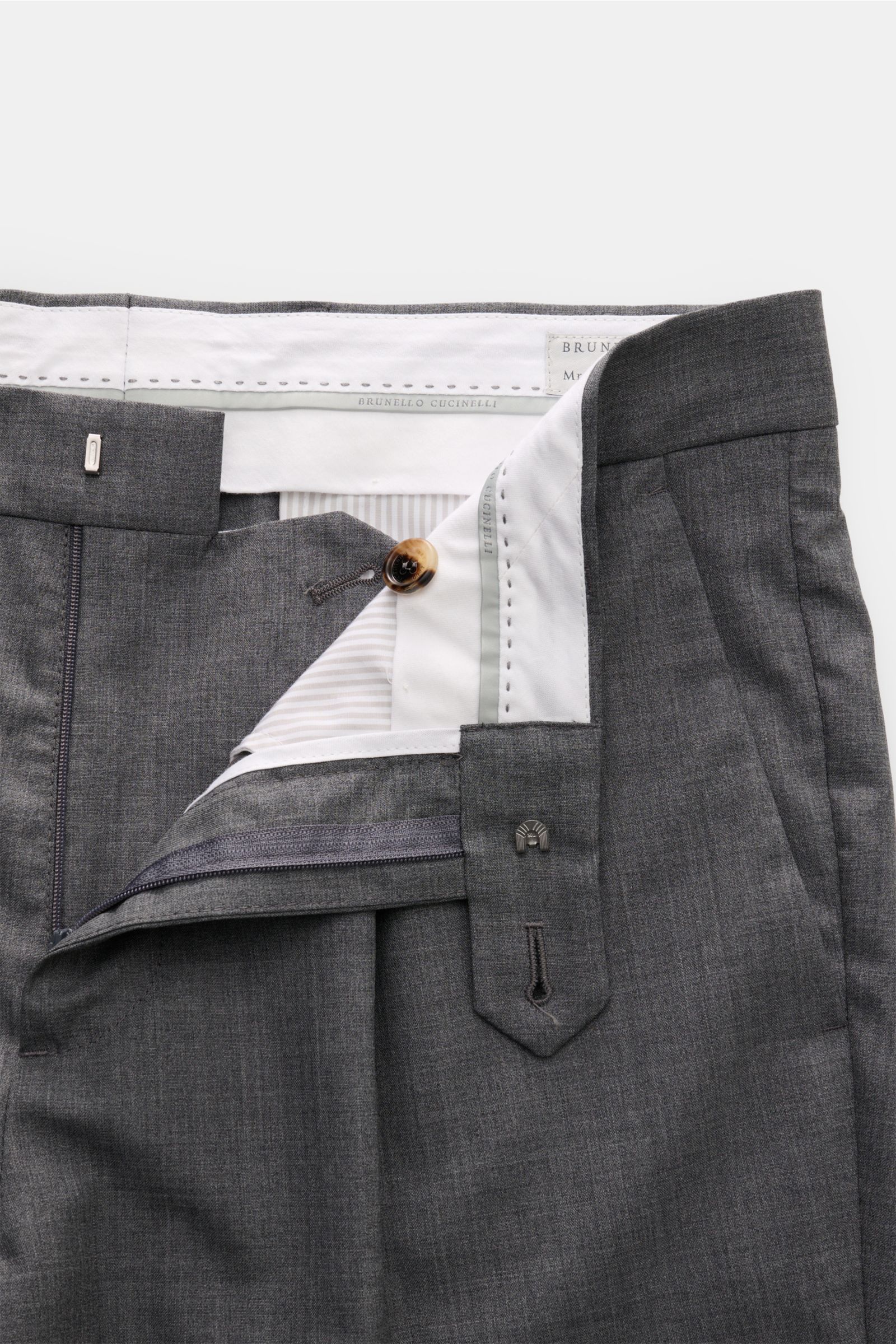 Close-up front view of Brunello Cucinelli Wollhose dunkelgrau meliert with open zipper, button, and waistband, showing pure virgin wool fabric and classic pleat.

Description to include:  
Ikonisches Essential in italienischer Luxusausführung: Die edle