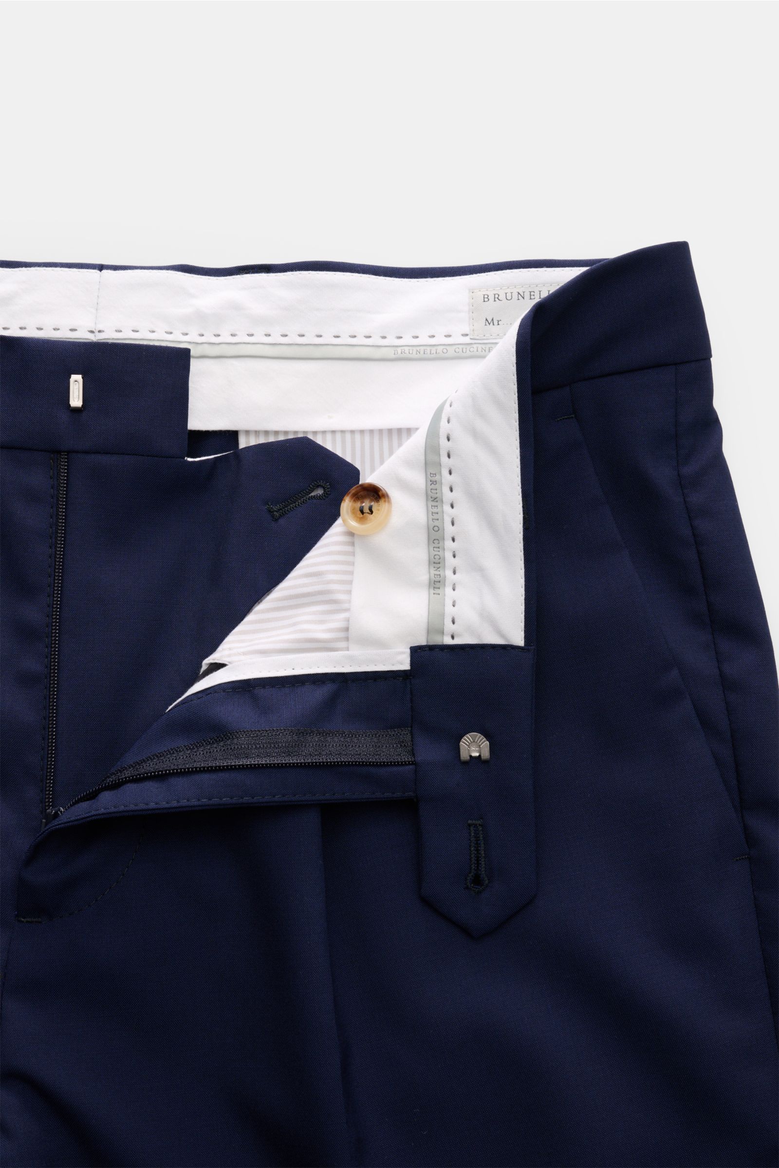 Brunello Cucinelli Wollhose dunkelblau aus reiner Schurwolle, Regular Fit, schmal zulaufend, mit Bundfalte, Reißverschluss, Bundhaken, französischen Taschen, Leistentasche, Detailansicht offen von oben.