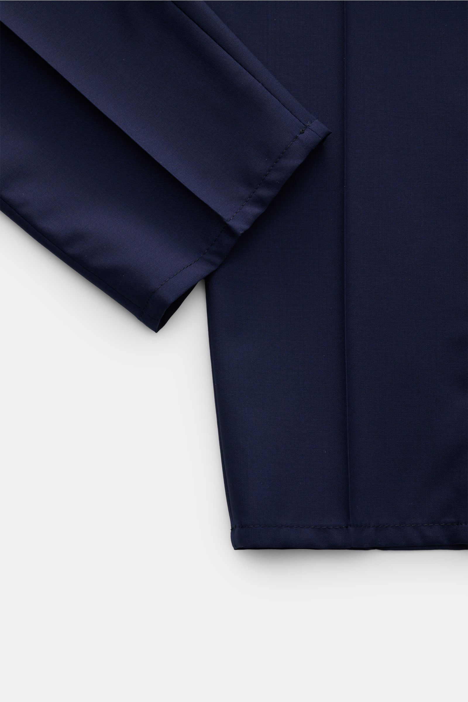 Close-up from above of the dark blue Brunello Cucinelli Wollhose dunkelblau showing the fine wool fabric, simple front crease, and narrow leg hem.

Description:
Ikonisches Essential in italienischer Luxusausführung: Die edle Wollhose mit klassischer Bu