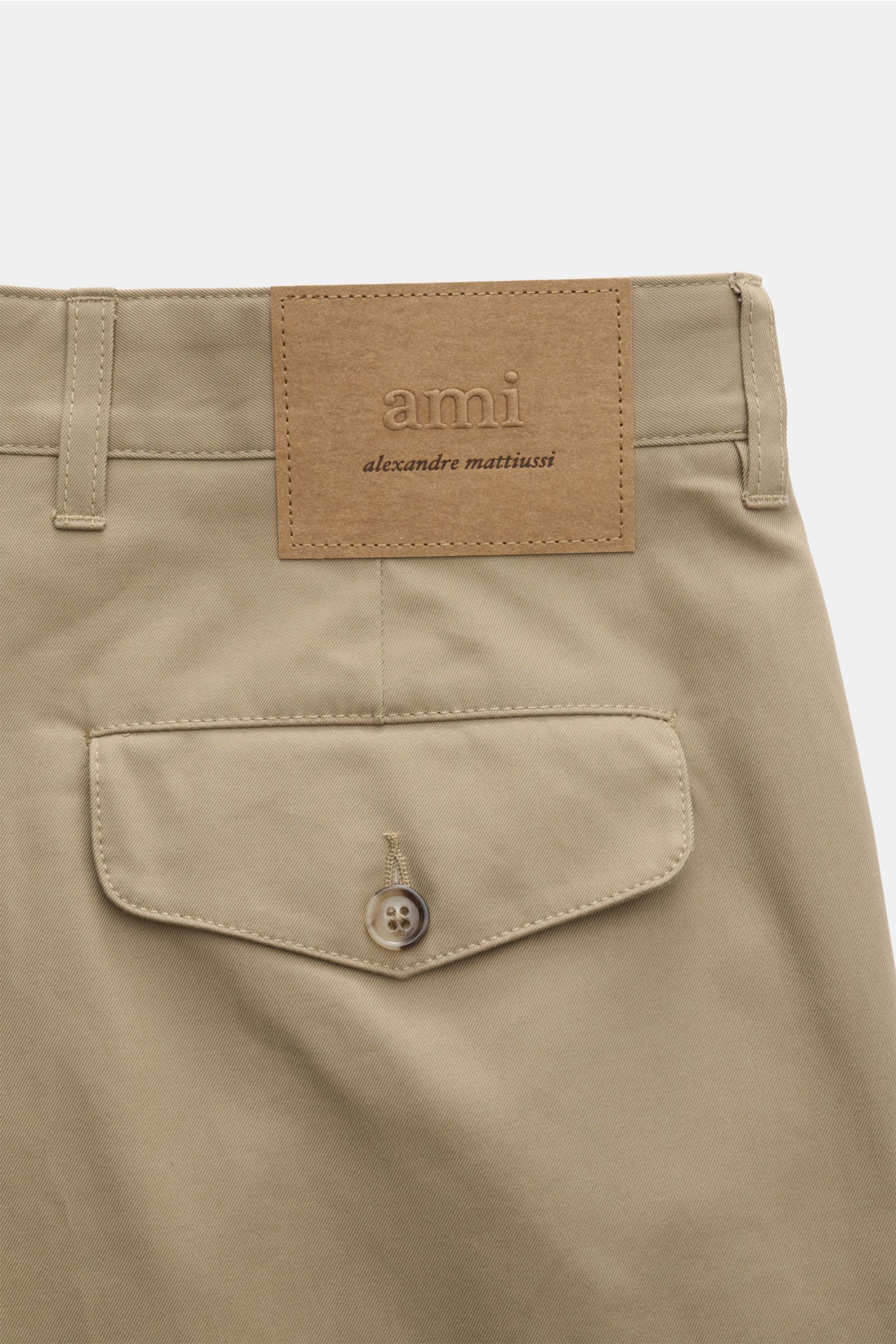 Ami Paris Chino 'Carrot Oversized' sand Rückansicht mit fixiertem Saumaufschlag, geknöpfter Gesäßtasche, hohem Bund und Button Fly.