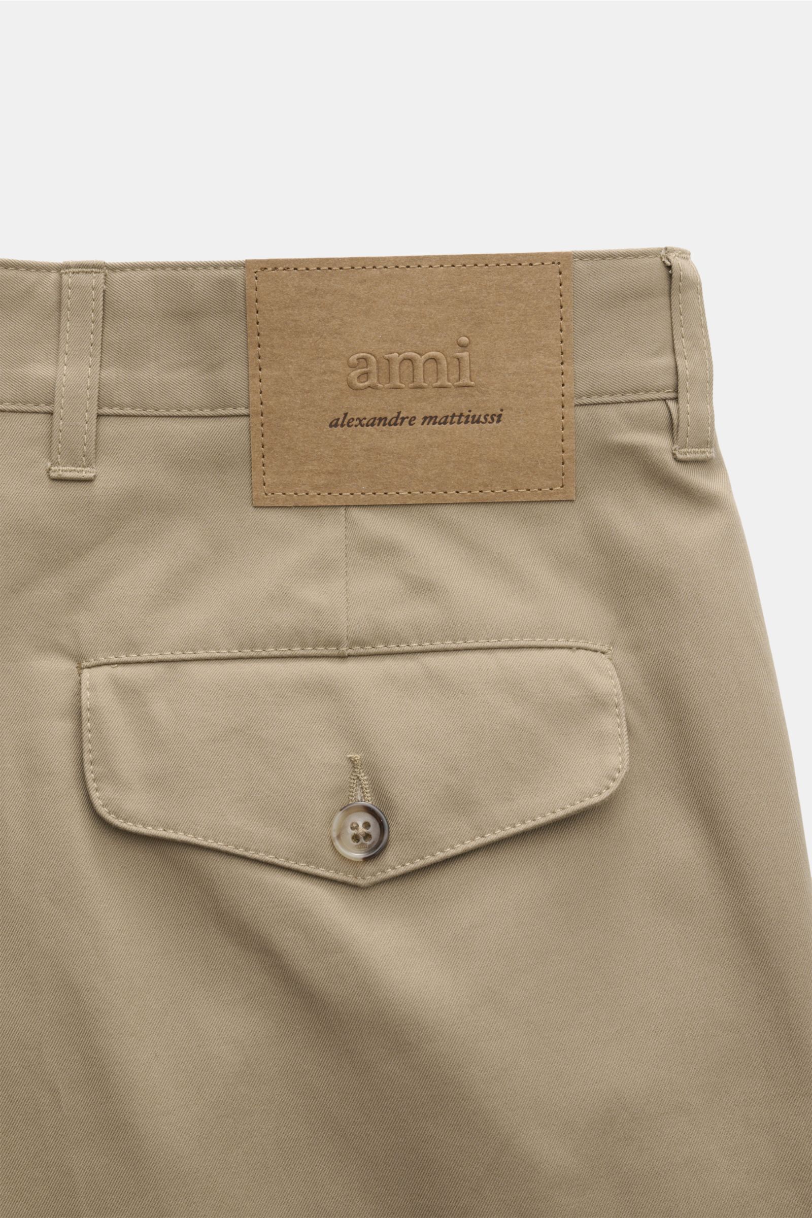 Ami Paris Chino 'Carrot Oversized' sand, Nahaufnahme Rückseite, geknöpfte Patte Gesäßtasche, fixierter Saumaufschlag, Baumwolle.