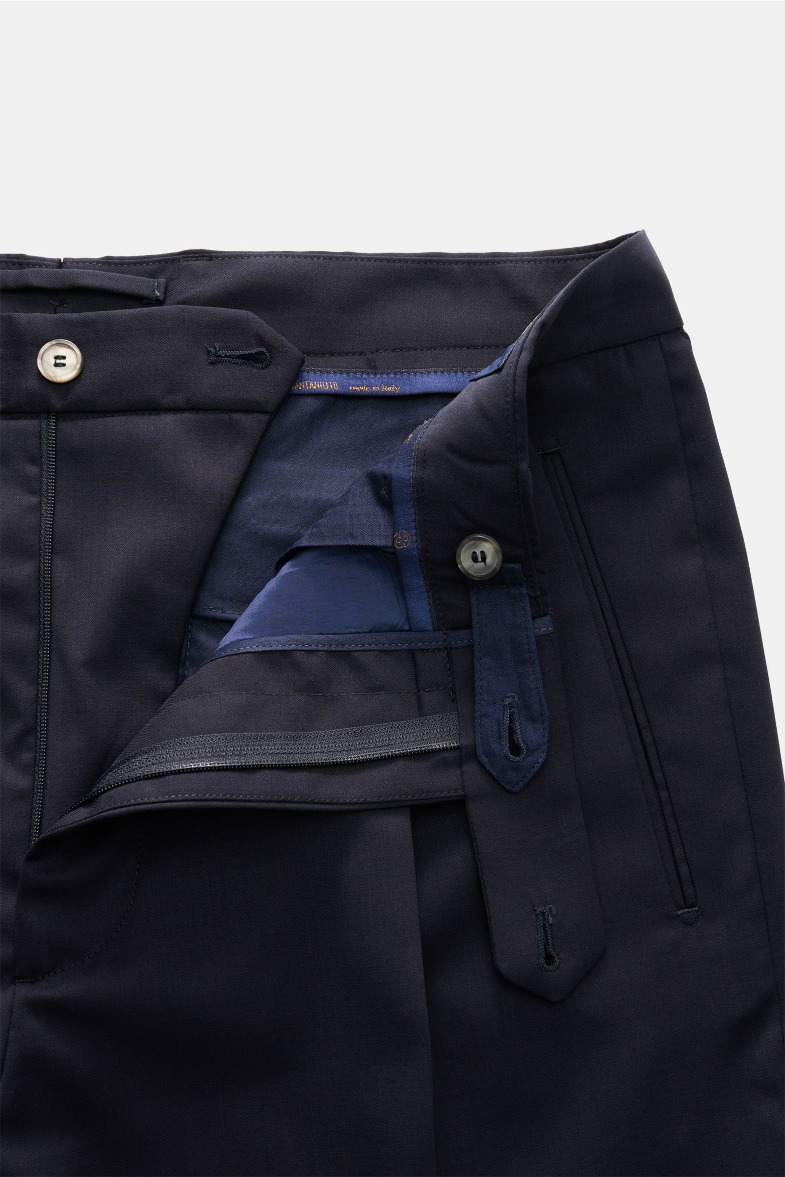 Santaniello Wollhose 'Arsenio' navy aus reiner Wolle, glatter Griff, Carrot Fit, knöchellang, mit Reißverschluss, Bundknopf und paspelierten Taschen, Nahaufnahme von Bund und Innenansicht.