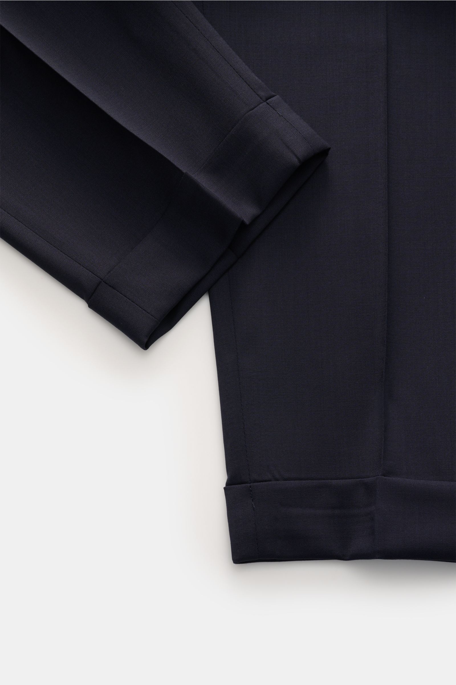 Santaniello Wollhose 'Arsenio' navy, Detailaufnahme von Saum und Bein in glatter, reiner Wolle, knöchellang, Carrot Fit, mit fixiertem Saumaufschlag.