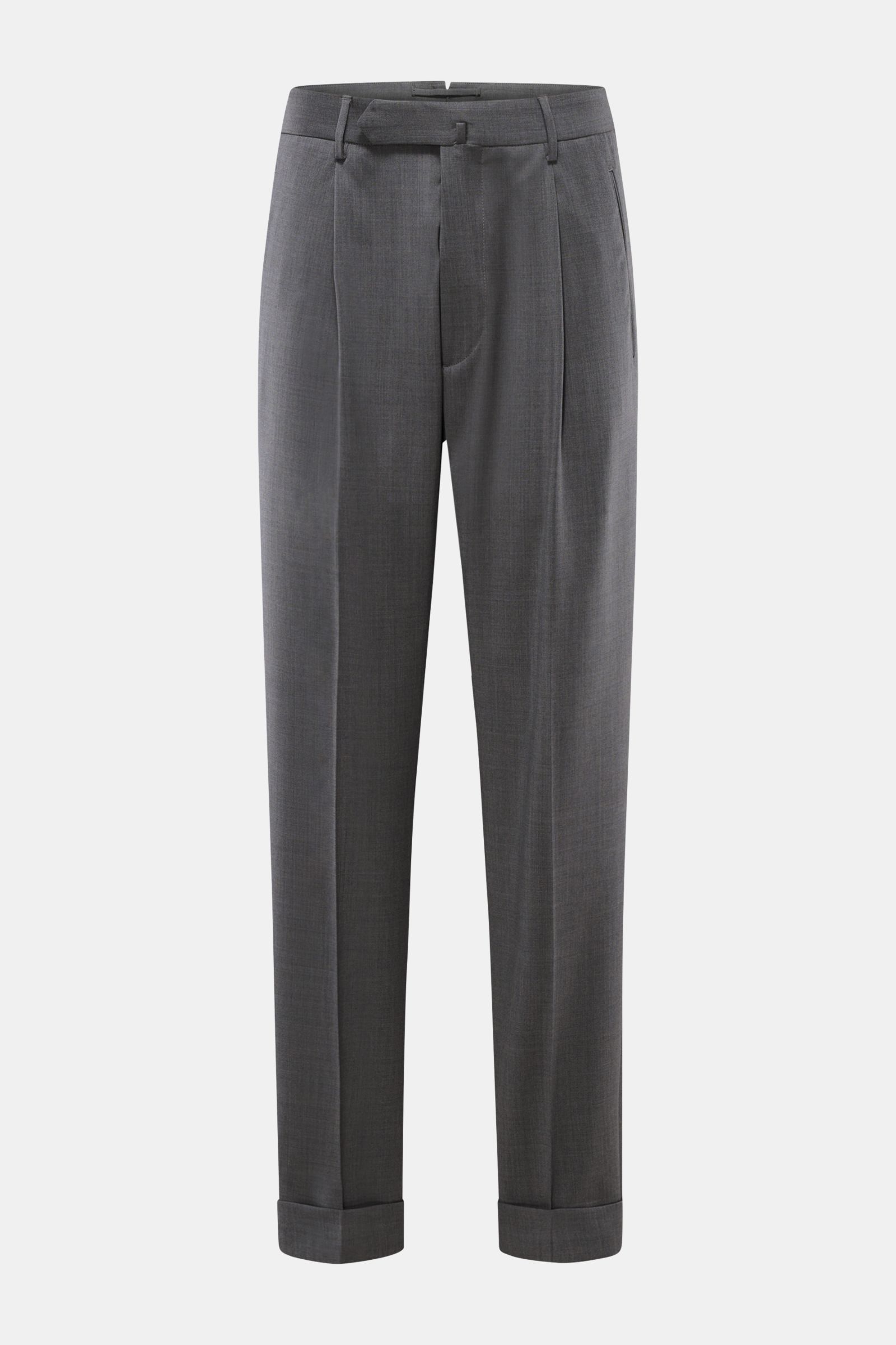 Front view of Santaniello Wollhose 'Arsenio' grau, a grey pure wool office pant with smooth texture, carrot fit, regular thigh width, ankle length, tapering legs, zipper and button closure, single pleat, welt pockets front and back, and fixed cuff hem, de