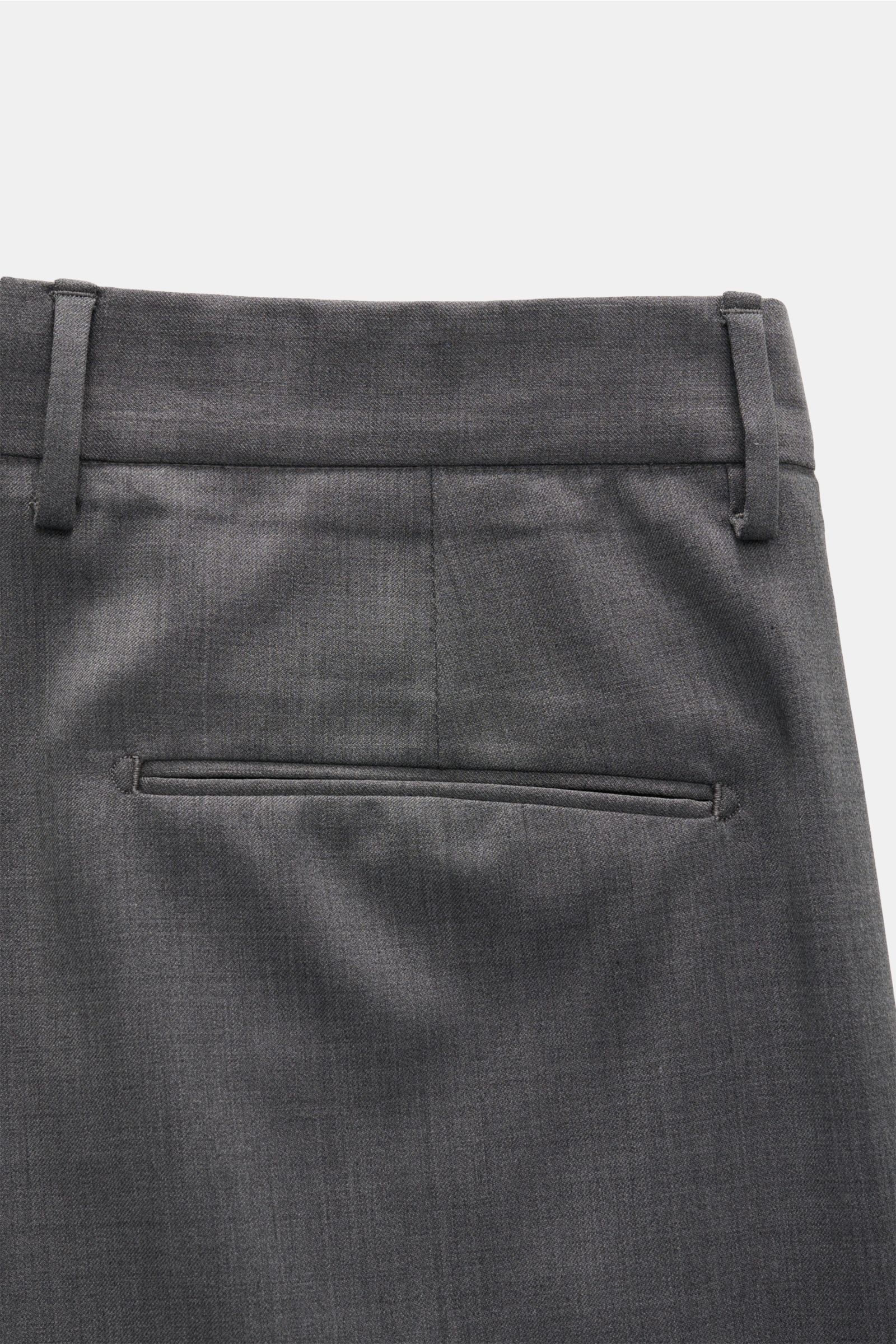 Close-up rear view of Santaniello Wollhose 'Arsenio' grau, pure wool business trousers with carrot fit, regular thigh width, ankle length, narrow taper, welt pockets, fixed hem cuff, zipper and button closure, and smooth texture.