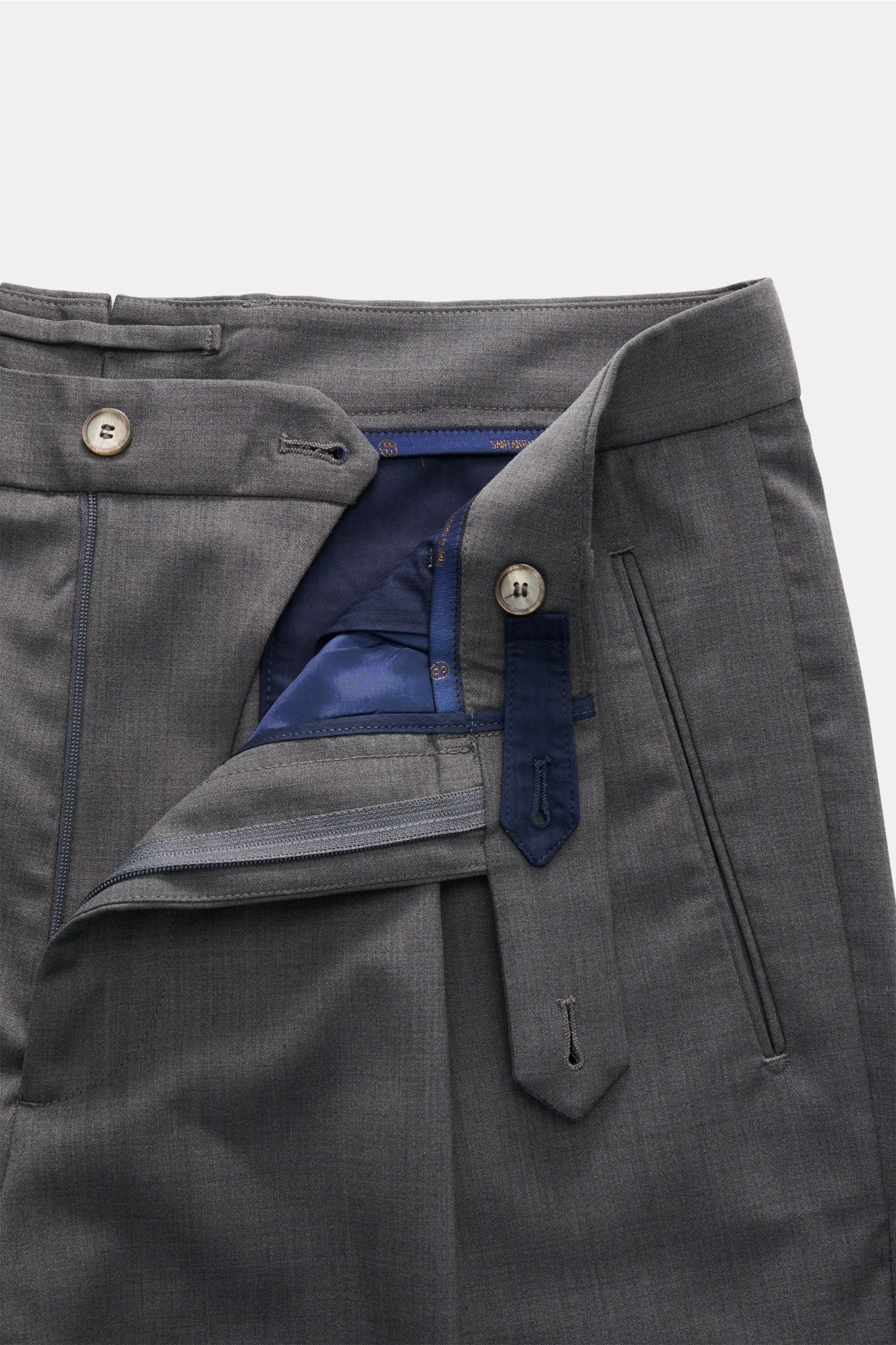 Close-up top view of the Santaniello Wollhose 'Arsenio' grau wool trousers with an open zipper and button showing smooth fabric, carrot fit, regular thigh width, ankle length, tapered legs, welt and back pockets, fixed hem cuff, and simple waistband pleat