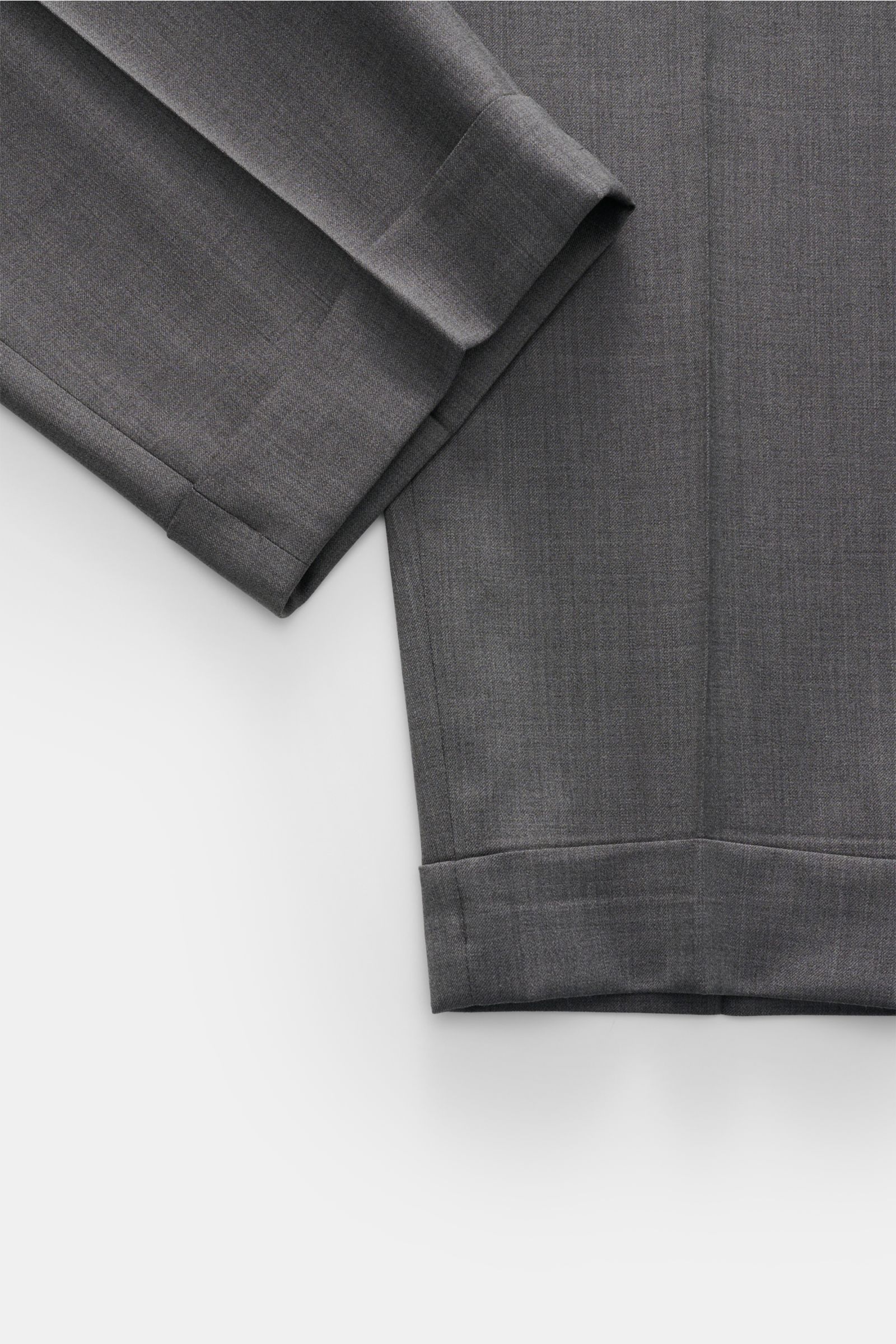 Close-up view of the lower legs of the Santaniello Wollhose 'Arsenio' grau, a grey pure wool carrot fit trouser with a smooth touch, regular thigh width, ankle length, tapering design, zipper and button closure, simple front pleat, piped front and back po