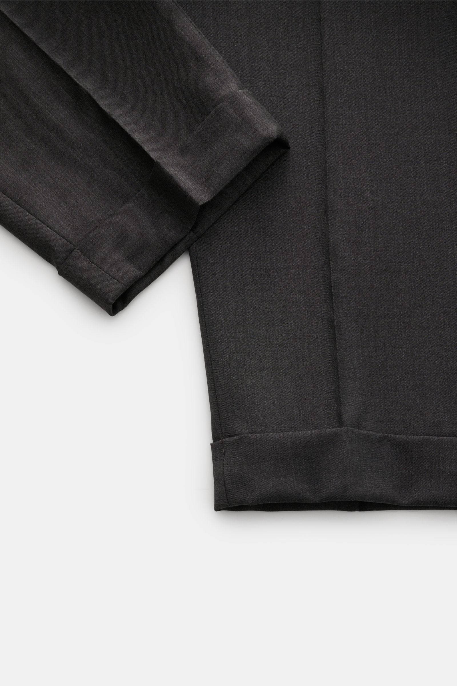 Close-up from above of Santaniello Wool trousers 'Arsenio' dark grey showing tapered ankle-length legs with fixed hem turn-up, pure wool fabric, smooth feel, carrot fit, regular thigh width, zip and waist button, single pleat, and jetted pockets; for styl