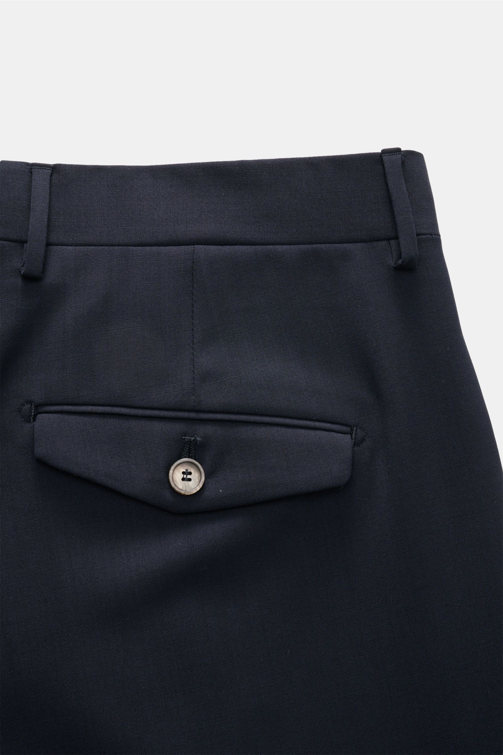 Close-up rear view of Santaniello Wollhose 'Camerota' navy, showcasing buttoned back pocket, belt loops, and smooth wool fabric.

Lässigkeit trifft Stil: Die Bundfaltenhose 'Camerota' von SANTANIELLO überzeugt mit edlem Wollgewebe in komfortablem Regul