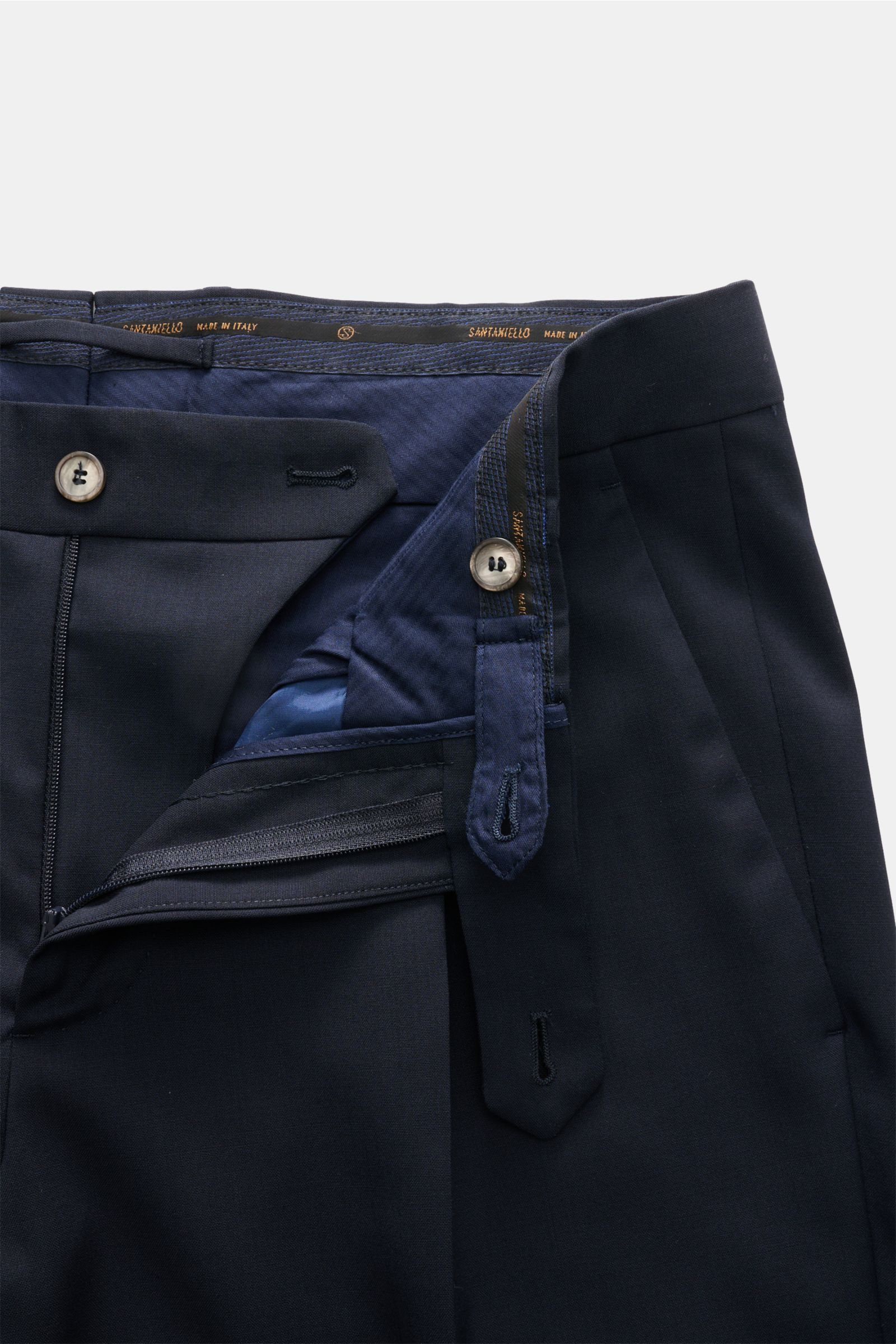 Close-up front view of Santaniello Wollhose 'Camerota' navy wool trousers showing button, zipper, and waistband details.

Lässigkeit trifft Stil: Die Bundfaltenhose 'Camerota' von SANTANIELLO überzeugt mit edlem Wollgewebe in komfortablem Regular Fit -
