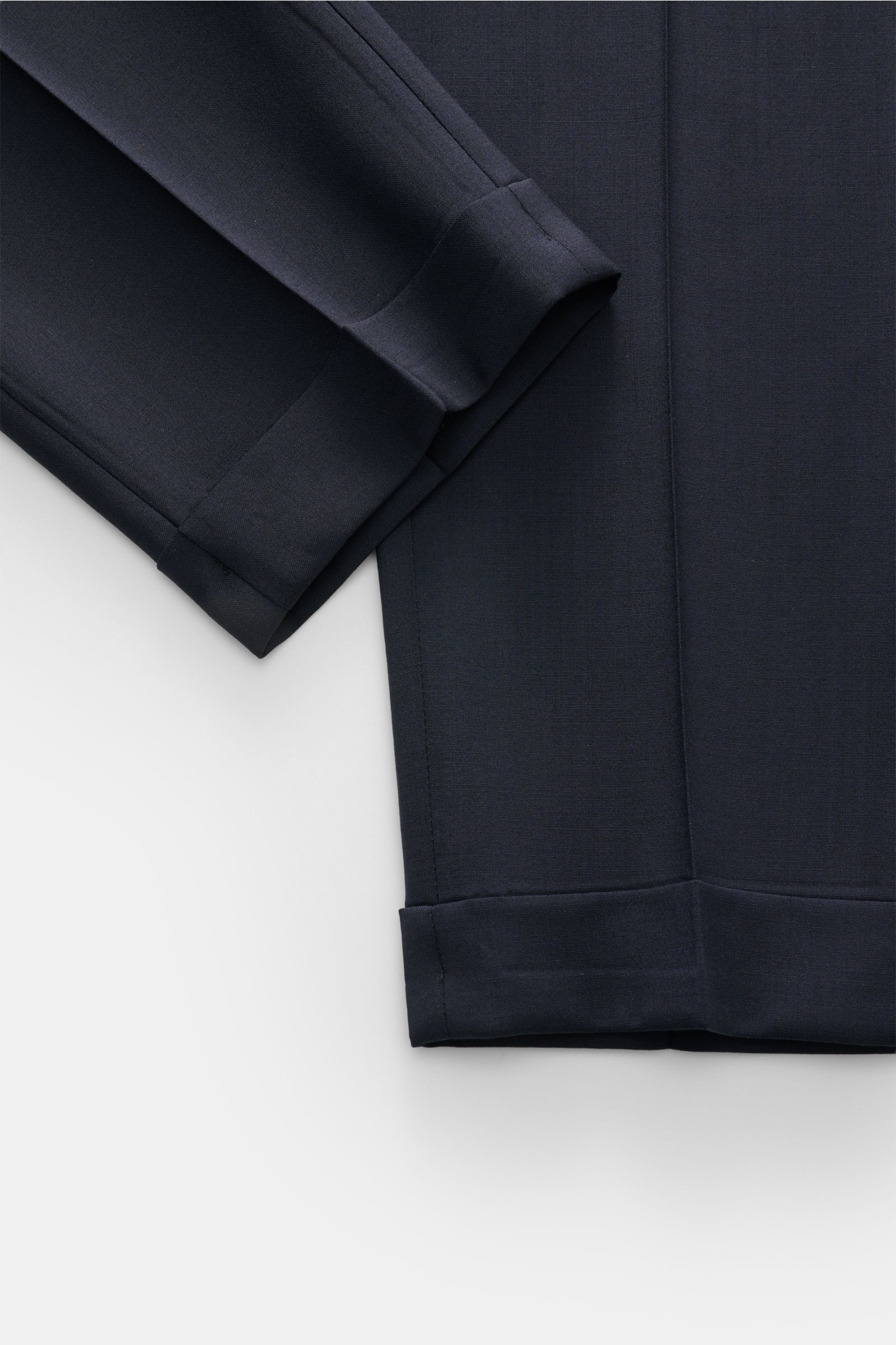 Santaniello Wollhose 'Camerota' navy shown close-up from above, highlighting cuff and fabric texture.  
Lässigkeit trifft Stil: Die Bundfaltenhose 'Camerota' von SANTANIELLO überzeugt mit edlem Wollgewebe in komfortablem Regular Fit - für klassisch, re