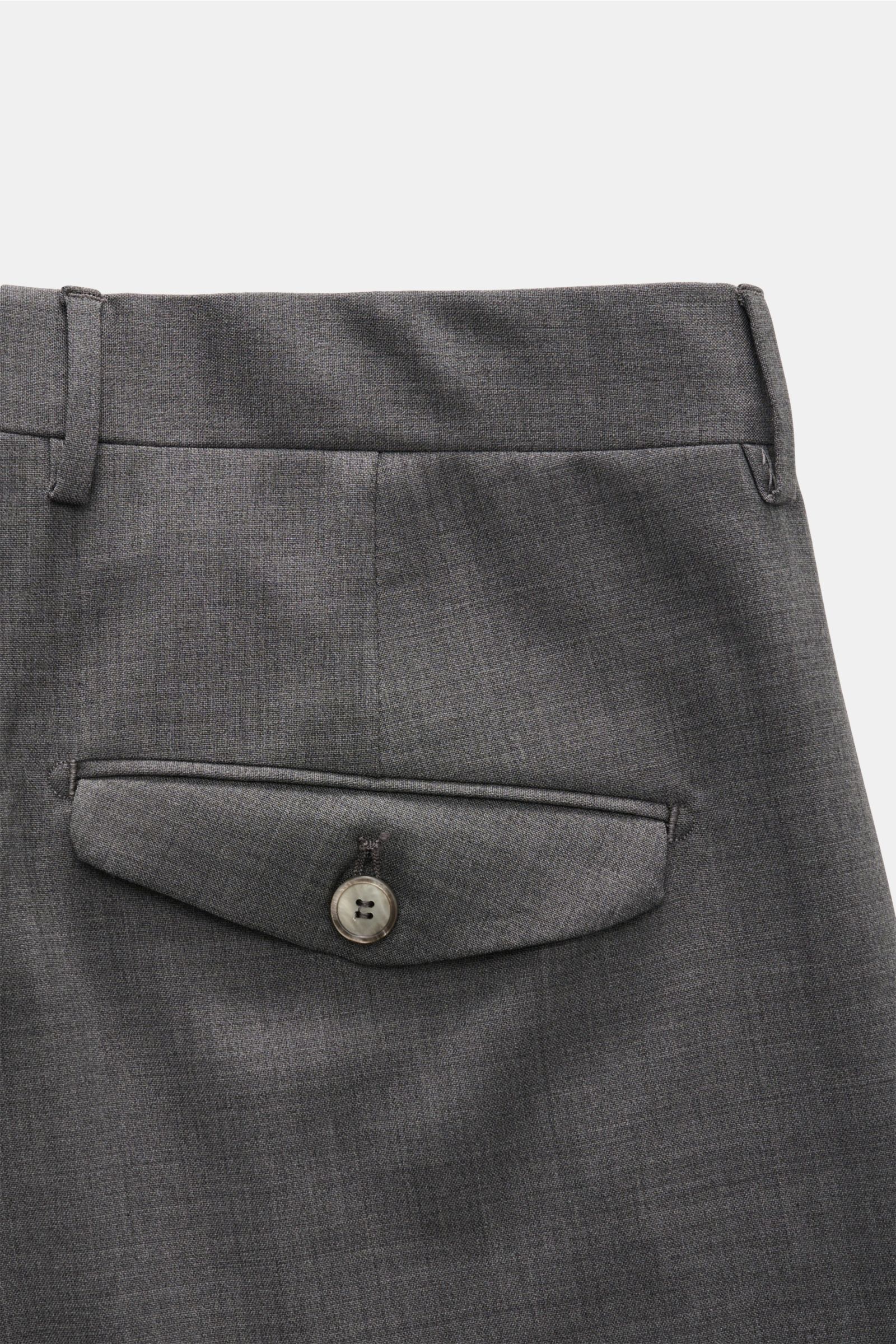 Close-up rear view of Santaniello Wollhose 'Camerota' grau meliert in refined grey wool fabric with buttoned back pocket flap.

Lässigkeit trifft Stil: Die Bundfaltenhose 'Camerota' von SANTANIELLO überzeugt mit edlem Wollgewebe in komfortablem Regular