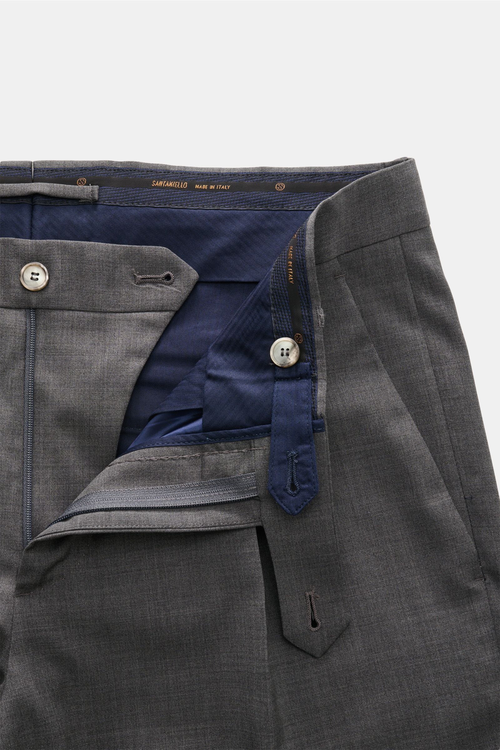 Santaniello Wollhose 'Camerota' grau meliert shown from top front, open waistband reveals navy lining, button and zipper closure.

Lässigkeit trifft Stil: Die Bundfaltenhose 'Camerota' von SANTANIELLO überzeugt mit edlem Wollgewebe in komfortablem Regu