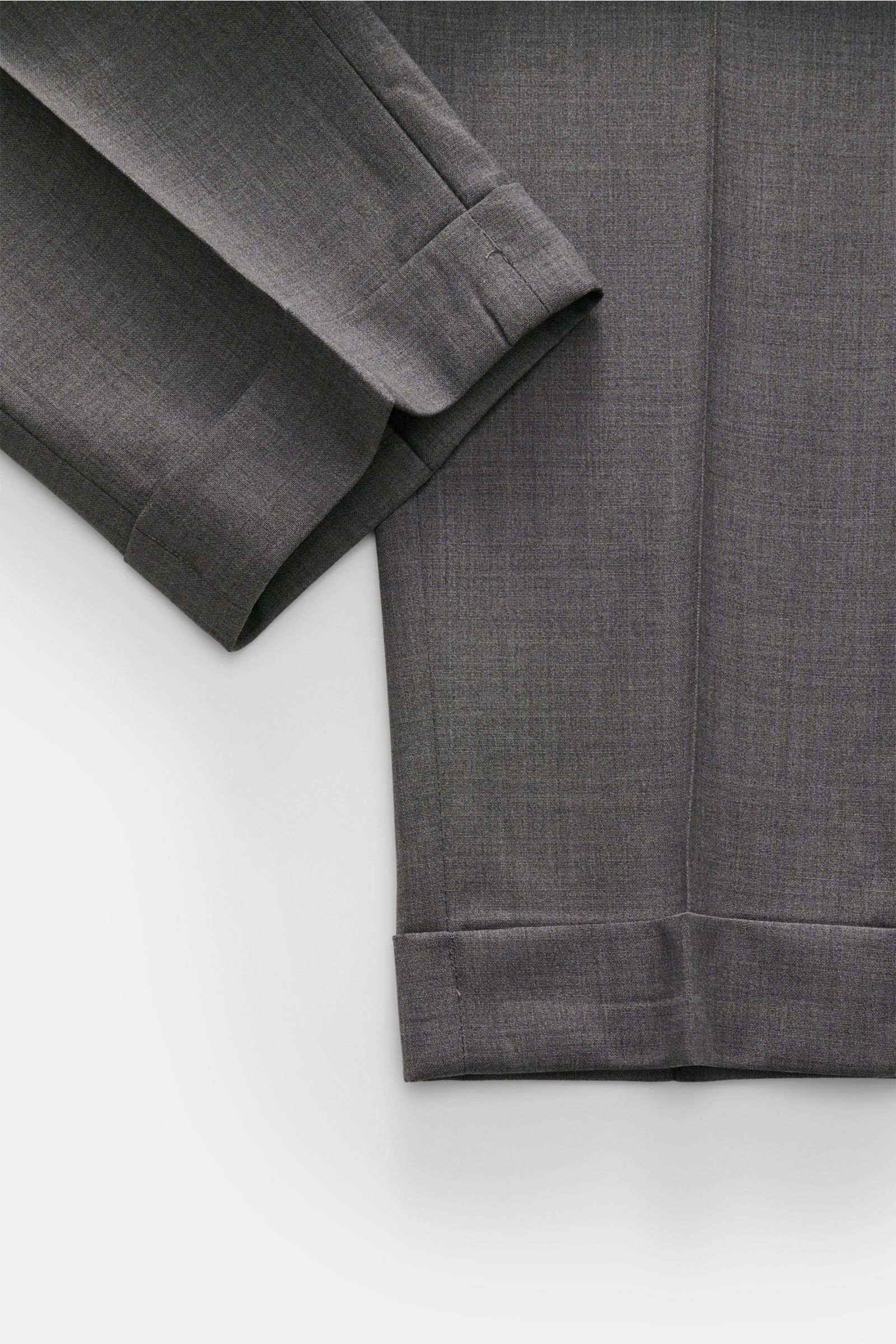 Close-up top view of the Santaniello Wollhose 'Camerota' grau meliert showing fine wool fabric, fixed hem cuffs, and subtle pleats.

Lässigkeit trifft Stil: Die Bundfaltenhose 'Camerota' von SANTANIELLO überzeugt mit edlem Wollgewebe in komfortablem Re