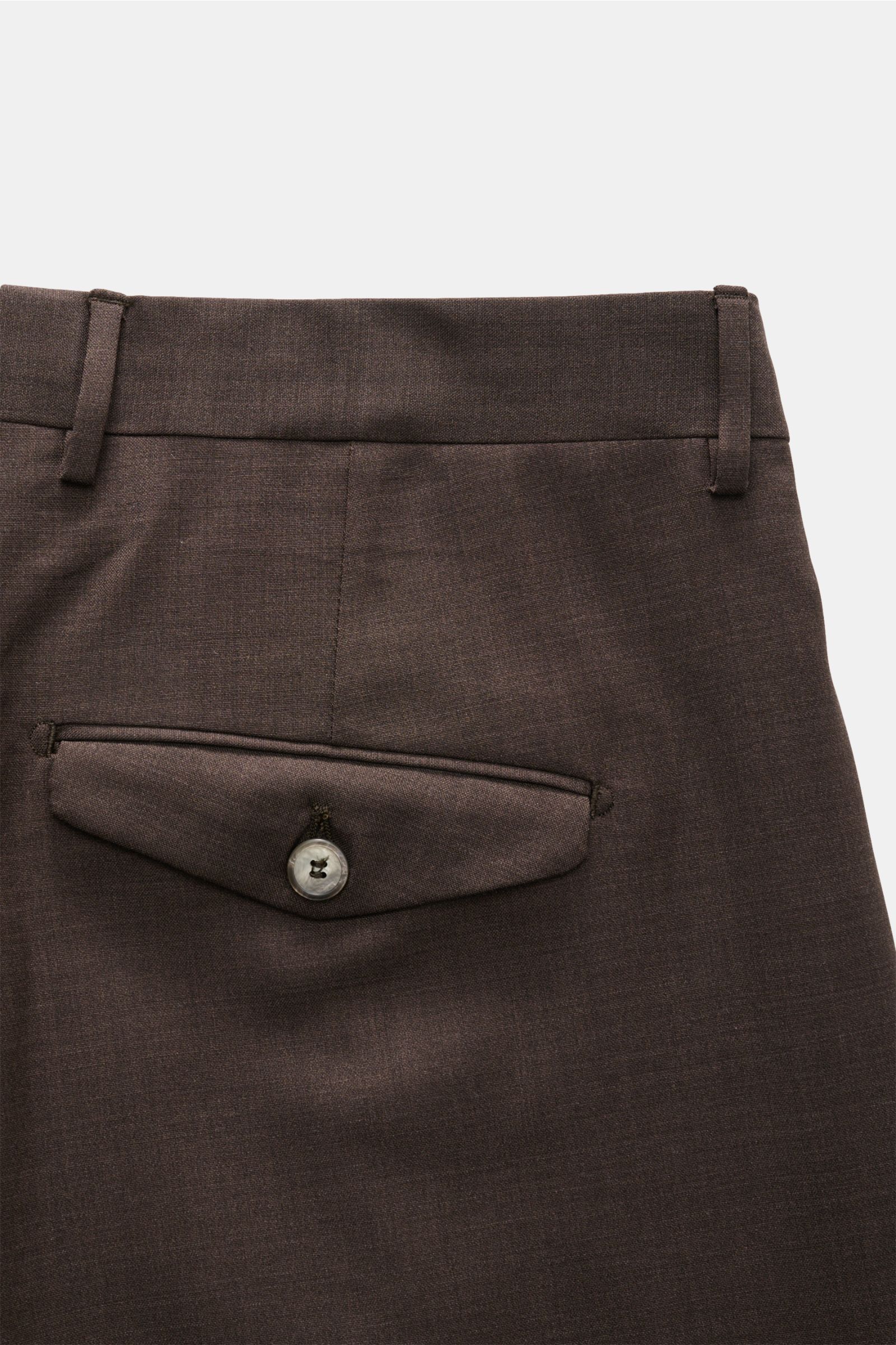Close-up rear view of Santaniello Wollhose 'Camerota' braun meliert showing buttoned back pocket and belt loops in soft wool fabric.

Description: Lässigkeit trifft Stil: Die Bundfaltenhose 'Camerota' von SANTANIELLO überzeugt mit edlem Wollgewebe in k