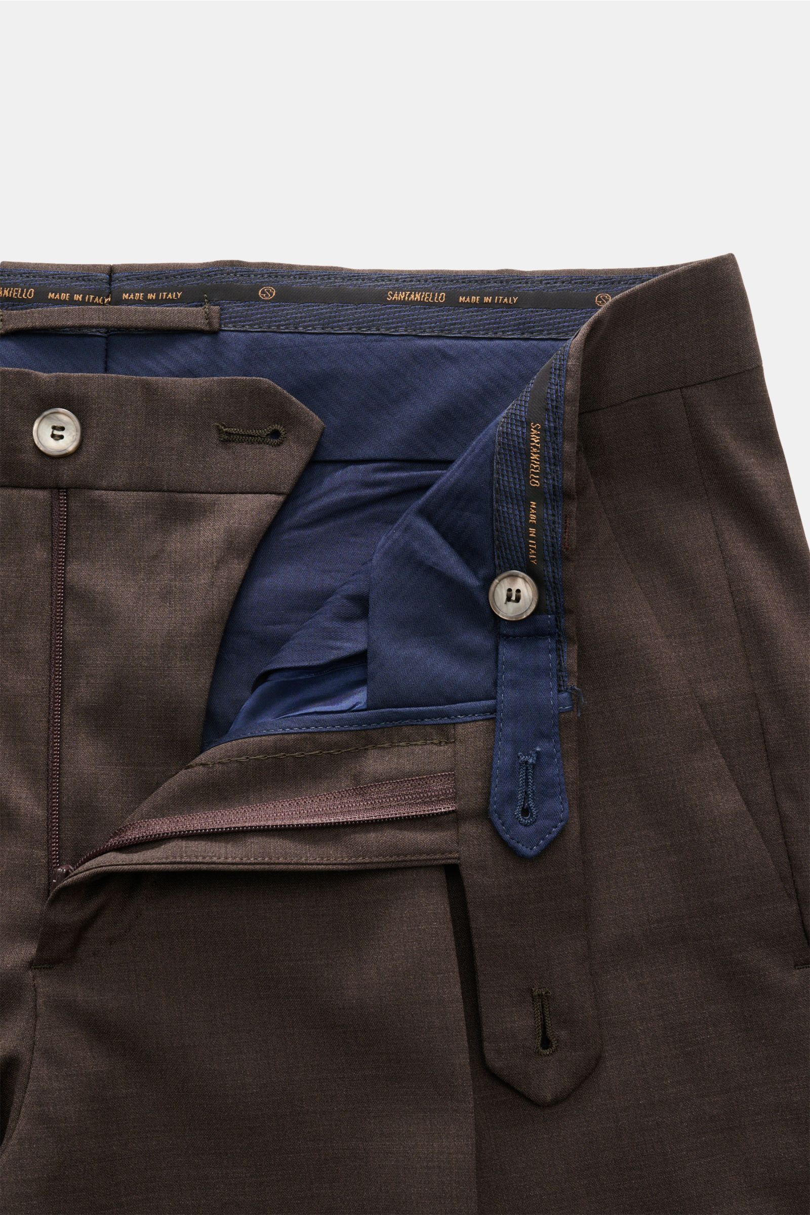 Close-up front view of Santaniello Wollhose 'Camerota' braun meliert showing waistband, button, zipper, and blue interior lining.

Lässigkeit trifft Stil: Die Bundfaltenhose 'Camerota' von SANTANIELLO überzeugt mit edlem Wollgewebe in komfortablem Regu