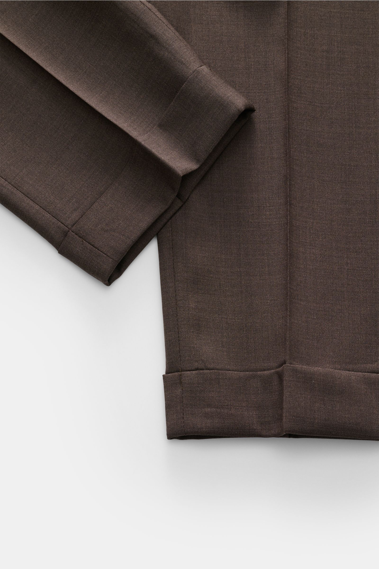 Close-up view of the Santaniello Wollhose 'Camerota' braun meliert showing the cuff and fabric texture, highlighting wool material and tailored details.

Additional description: Lässigkeit trifft Stil: Die Bundfaltenhose 'Camerota' von SANTANIELLO über