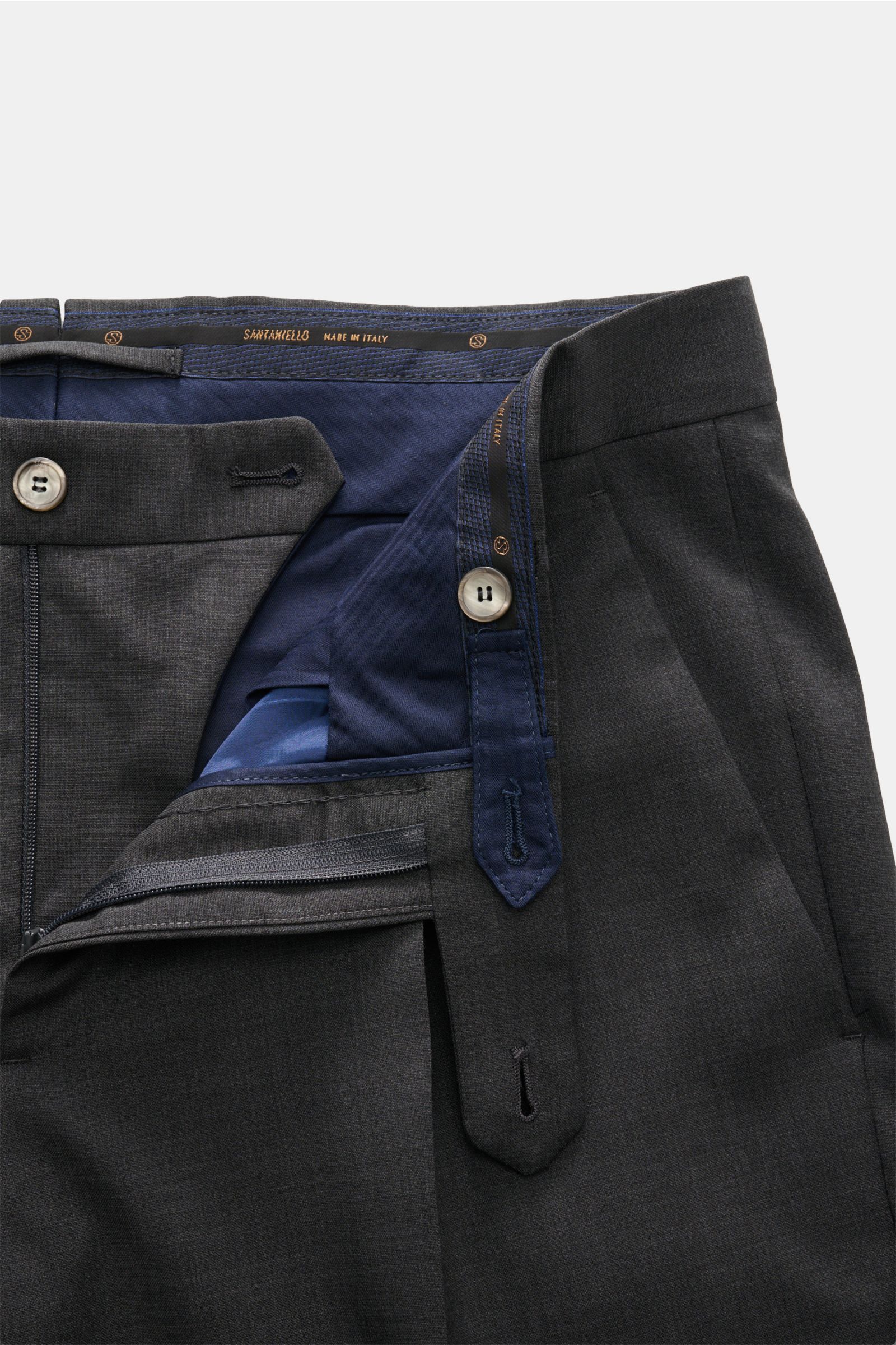 Close-up front view of Santaniello Wollhose 'Camerota' dunkelgrau meliert with open zipper, button, and detailed waistband showing blue inner lining.

Description: Lässigkeit trifft Stil: Die Bundfaltenhose 'Camerota' von SANTANIELLO überzeugt mit edle