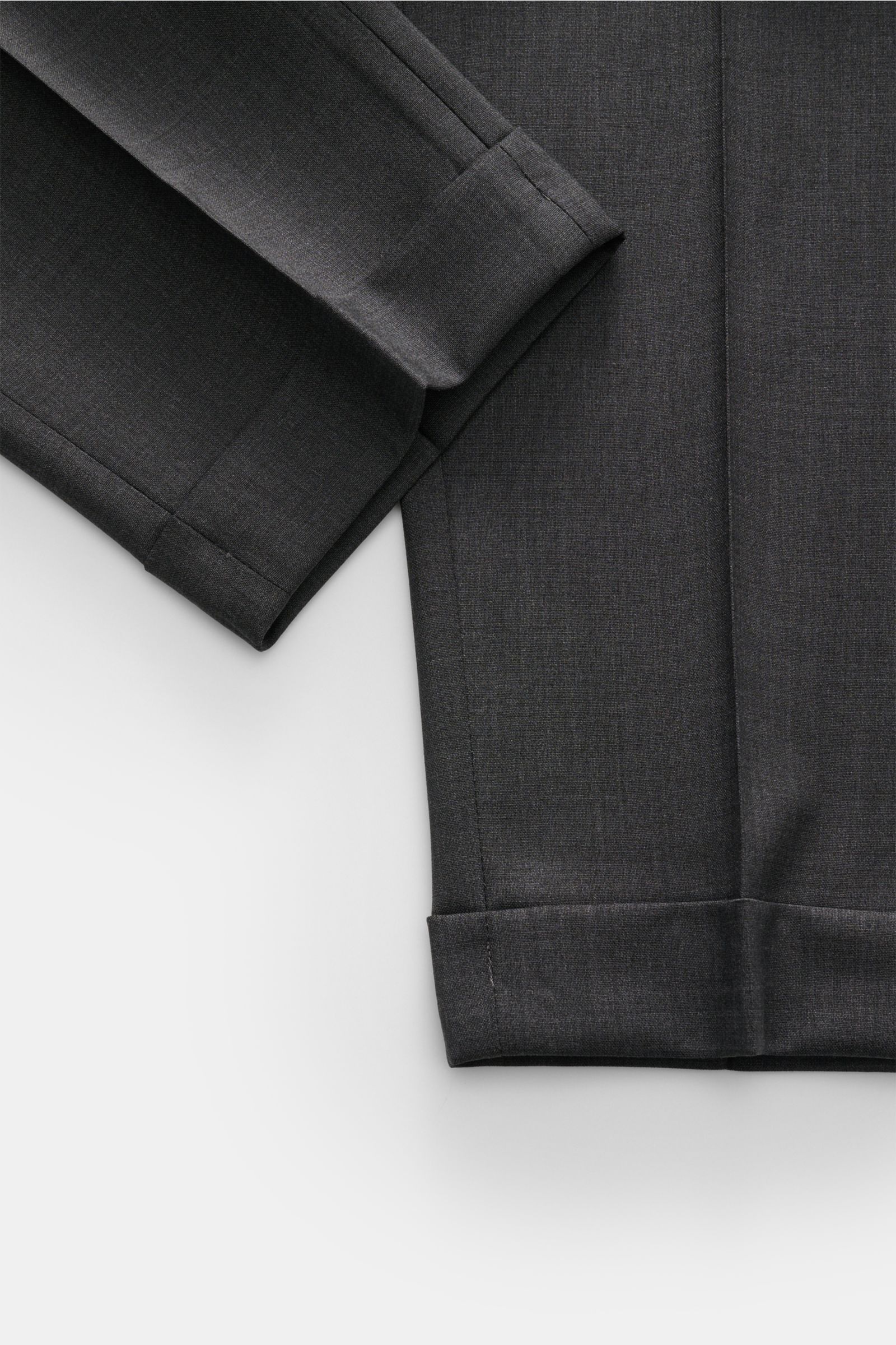 Close-up front view of Santaniello Wollhose 'Camerota' dunkelgrau meliert showing folded hems and fine wool fabric texture.

Lässigkeit trifft Stil: Die Bundfaltenhose 'Camerota' von SANTANIELLO überzeugt mit edlem Wollgewebe in komfortablem Regular Fi