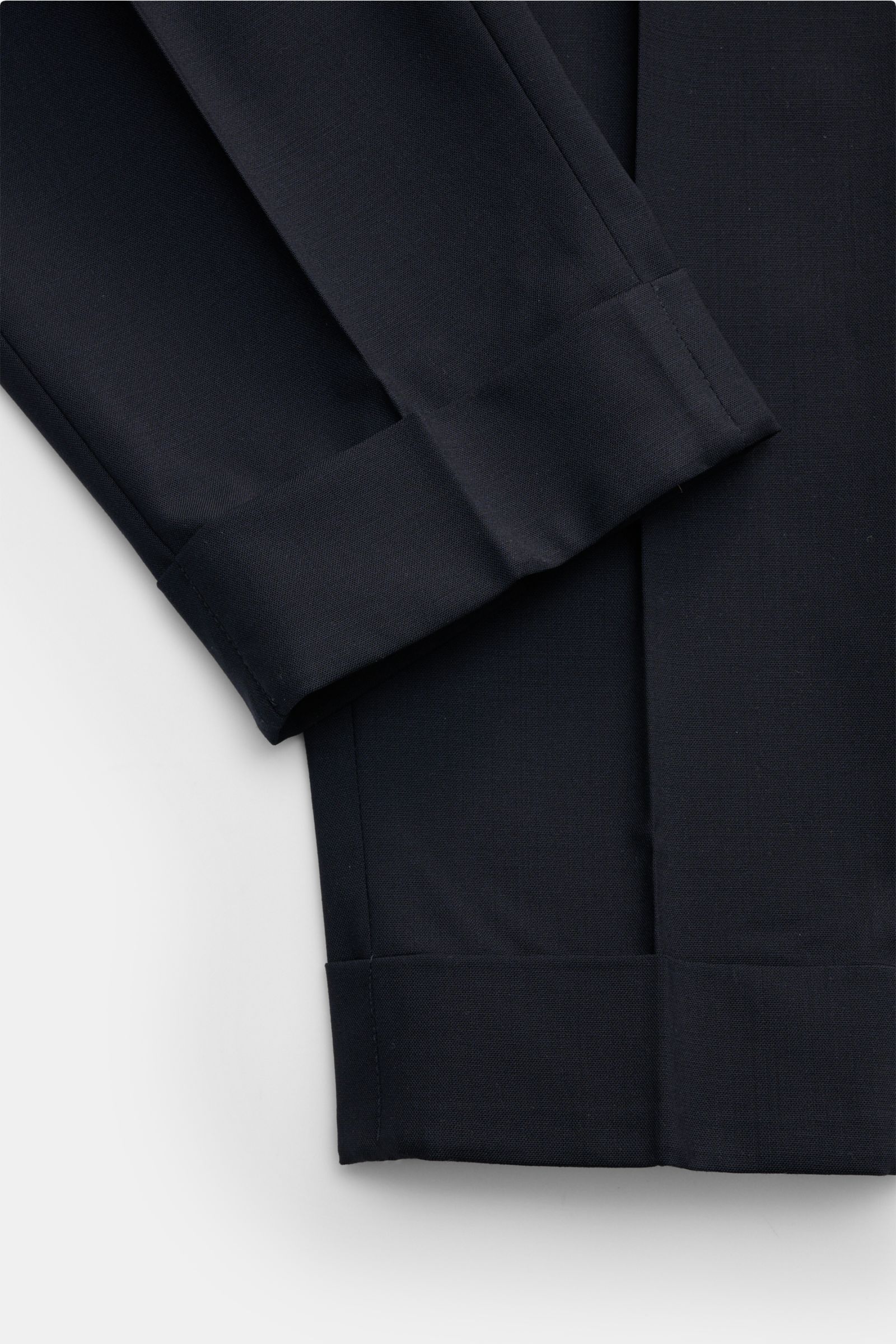Close-up front view of PT Torino Wool trousers 'Carrot Fit' navy showing ankle-length, fixed hem turn-up, and soft virgin wool fabric with a modern pleated design. Classic elegance with a modern twist: With their short cut, stylish pleats and extended but