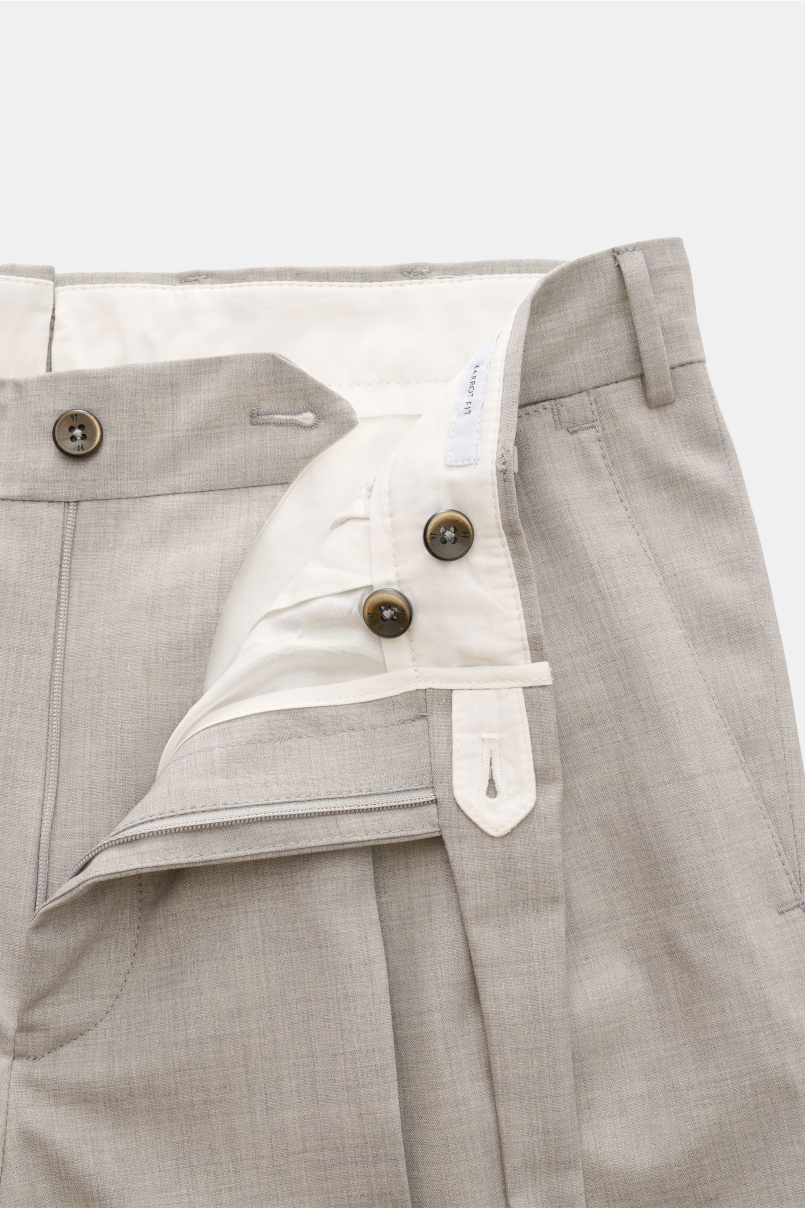 PT Torino Wollhose 'Carrot Fit' hellgrau meliert, aus elastischer Schurwolle, mit Bundfalten, verlängertem Knopfriegel, Reißverschluss, Knöpfen, frontal.