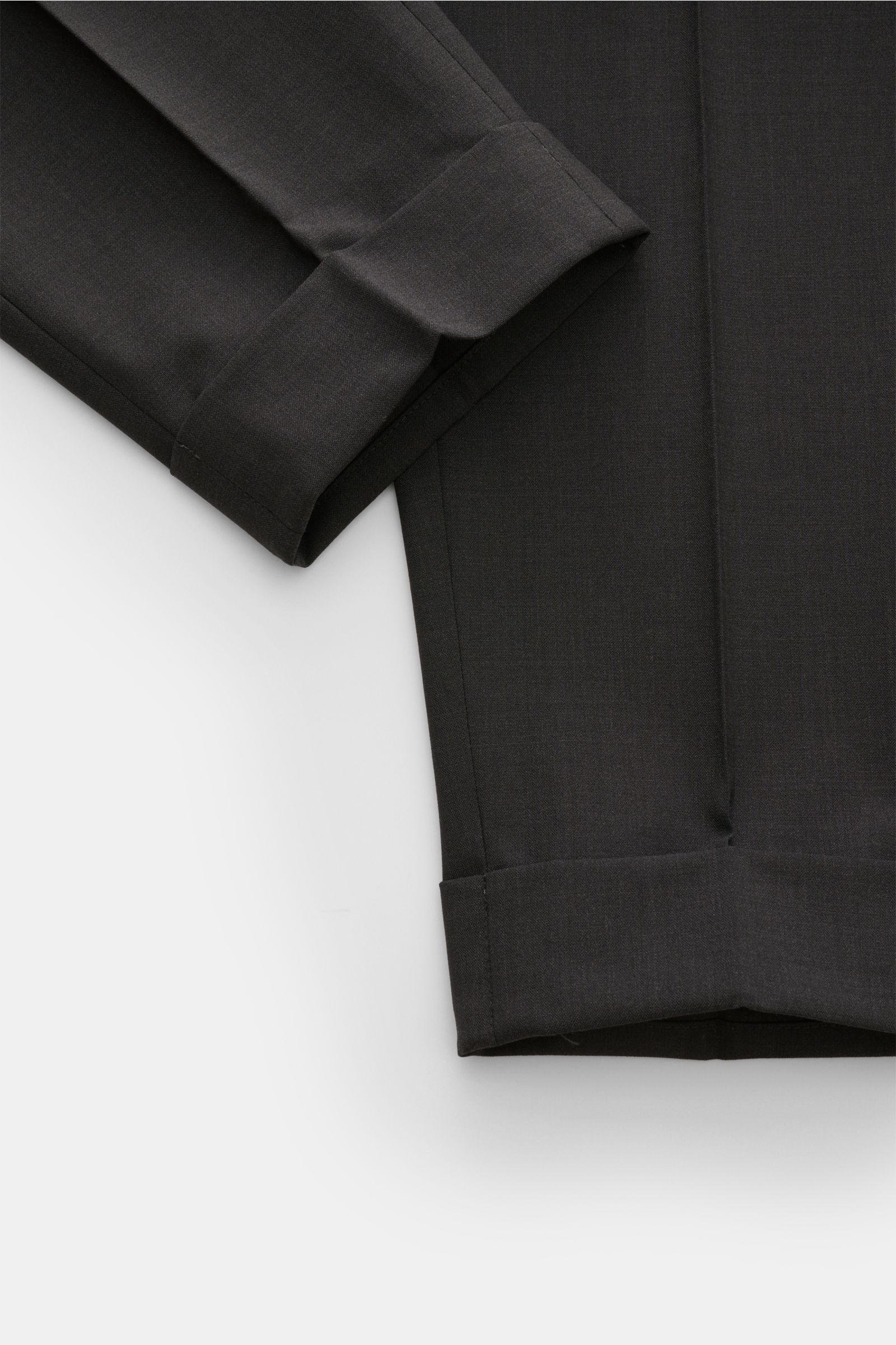 Close-up front view of PT Torino Wool trousers 'Carrot Fit' anthracite mottled, showing ankle-length tapered cut with fixed hem turn-up and soft elasticated virgin wool fabric. Classic elegance with a modern twist: With their short cut, stylish pleats and