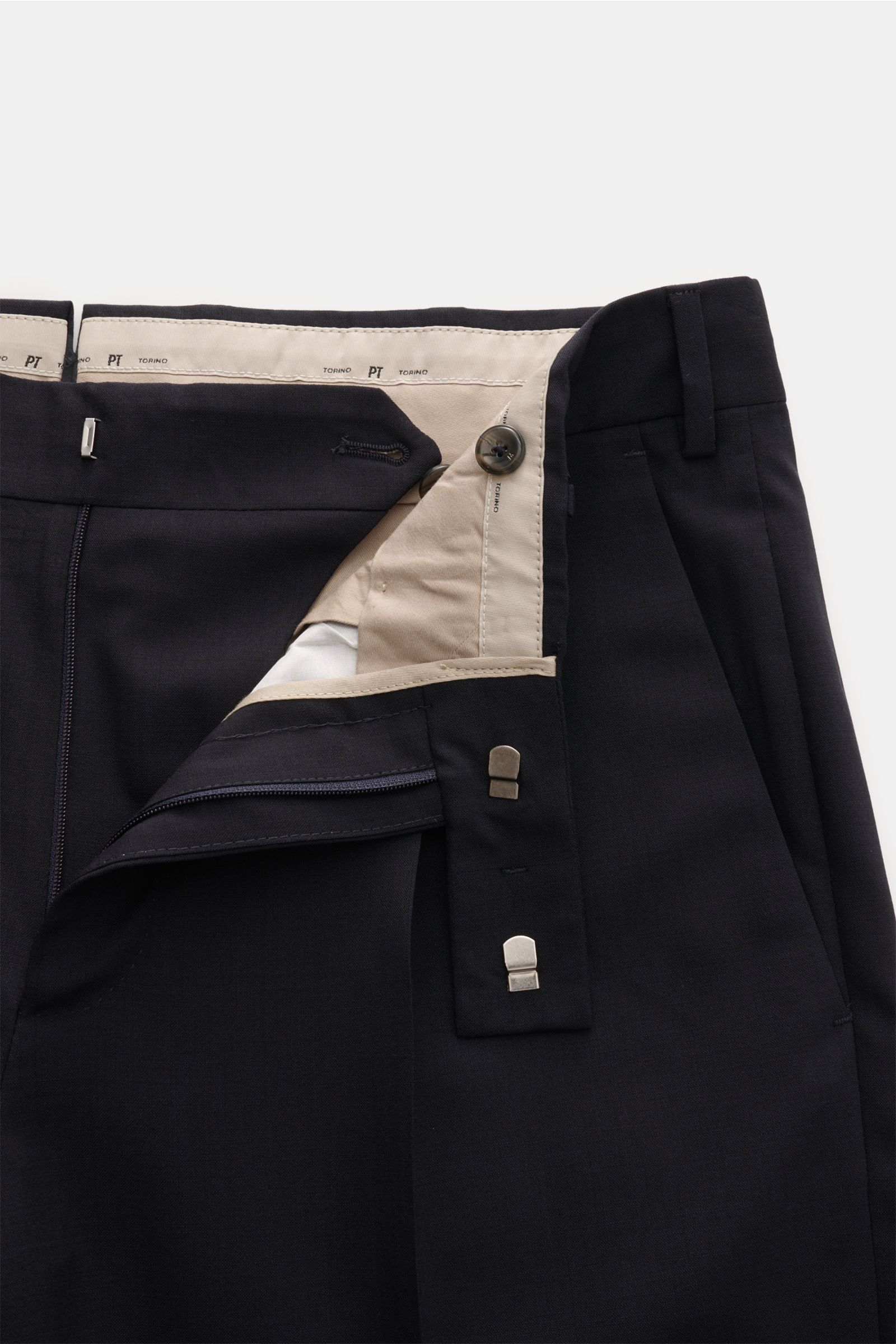 PT Torino Wollhose 'The Rebel' navy, Detailfoto von oben mit offenem Bund, Reißverschluss, Bundhaken, leichter elastischer Schurwolle.