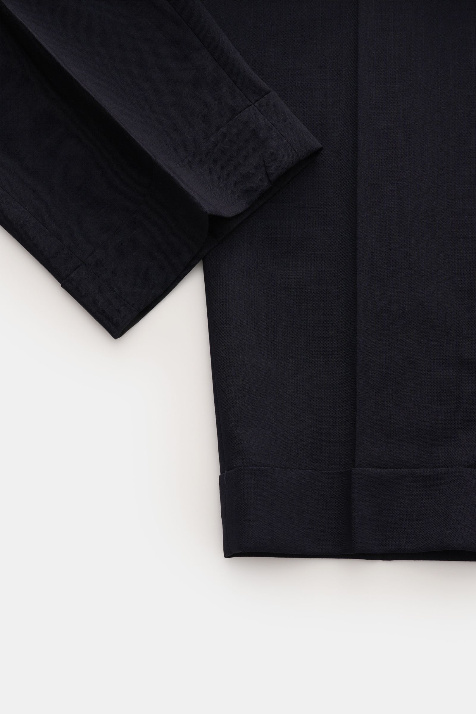 PT Torino Wollhose 'The Rebel' navy, Detailaufnahme von unten mit fixiertem Saumaufschlag, leichter elastischer Schurwolle, Rebel Fit und französischen Taschen.