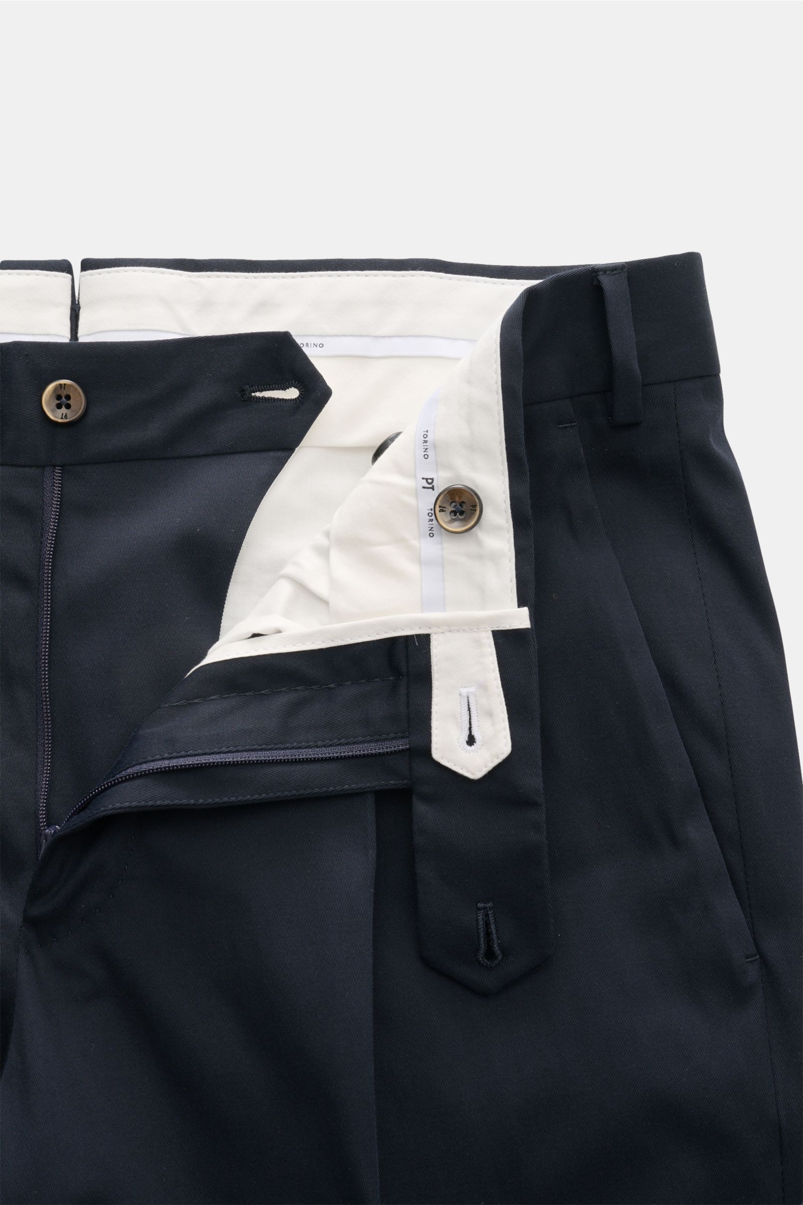 Close-up front view of PT Torino Chinos 'Union Fit' dark navy, showing open waistband with button, zip, and white inner lining.

Description: A versatile companion for spring and summer: For these chinos, PT TORINO combines a fine cotton-silk blend with s