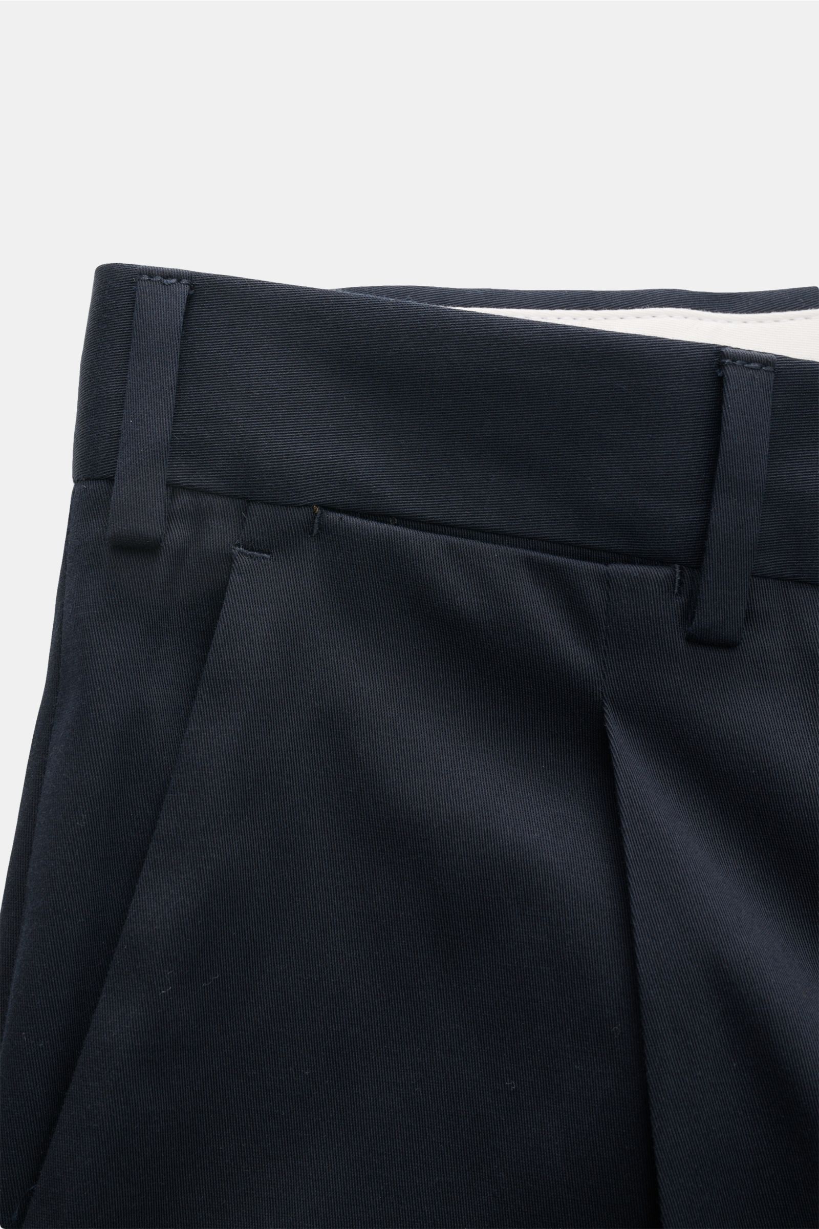 Close-up front view of PT Torino Chinos 'Union Fit' dark navy, showing waistband, belt loops, and subtle pleat in fine cotton-silk twill with slight stretch.

Description: A versatile companion for spring and summer: For these chinos, PT TORINO combines a