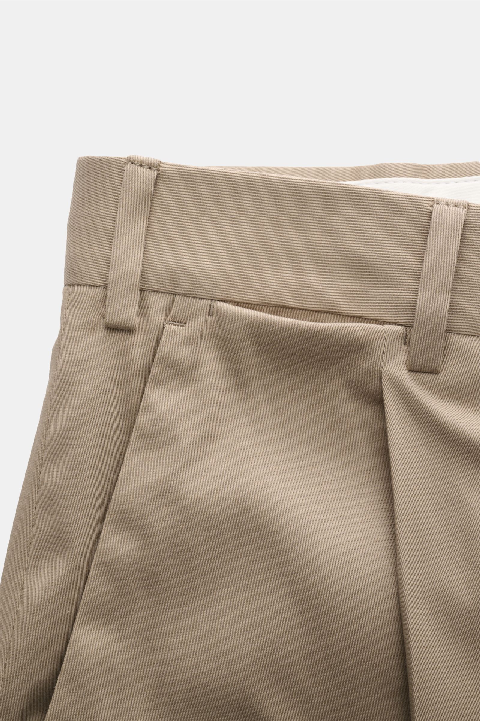 Close-up front view of the waistband and upper front pocket of PT Torino Chinos 'Union Fit' beige, made from a fine cotton-silk twill blend with slight stretch. A versatile companion for spring and summer: For these chinos, PT TORINO combines a fine cotto