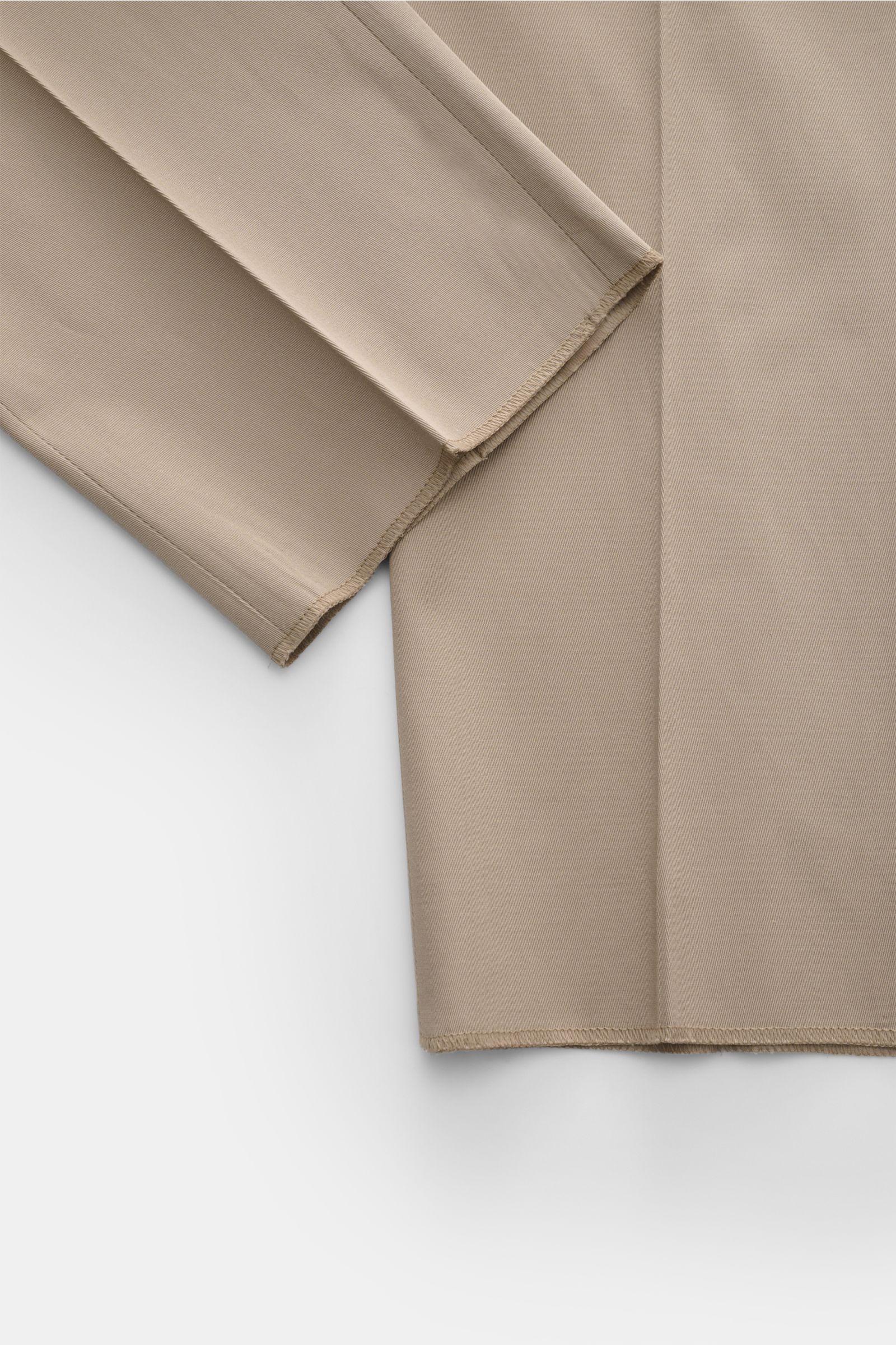 Close-up view of the lower legs of PT Torino Chinos 'Union Fit' beige, showing soft cotton-silk twill fabric, tapered cut, and open length hem. A versatile companion for spring and summer: For these chinos, PT TORINO combines a fine cotton-silk blend with