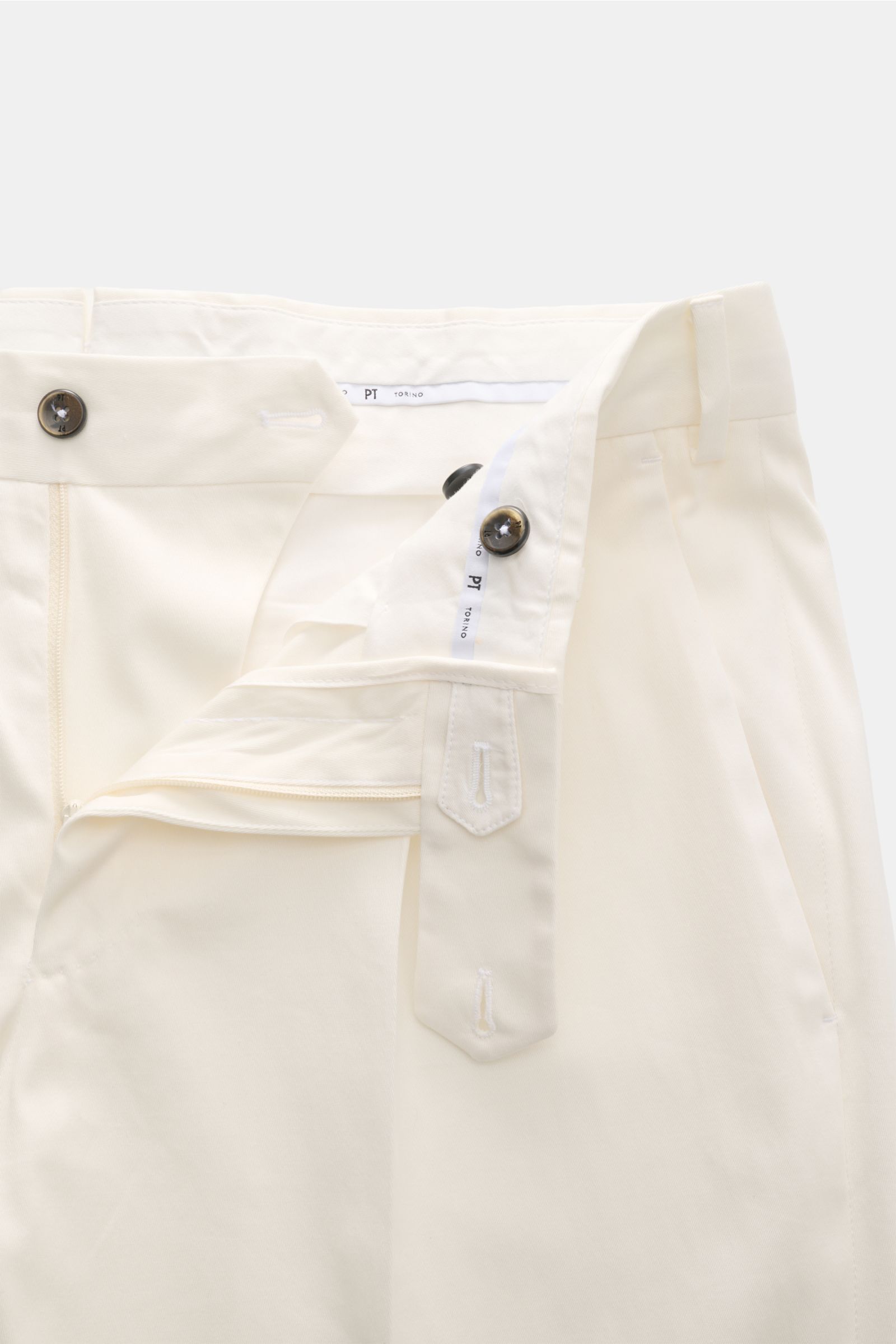 PT Torino Chinos 'Union Fit' cream shown from a top-front close-up perspective, highlighting the open waistband, zip, and waist buttons. A versatile companion for spring and summer: For these chinos, PT TORINO combines a fine cotton-silk blend with subtle