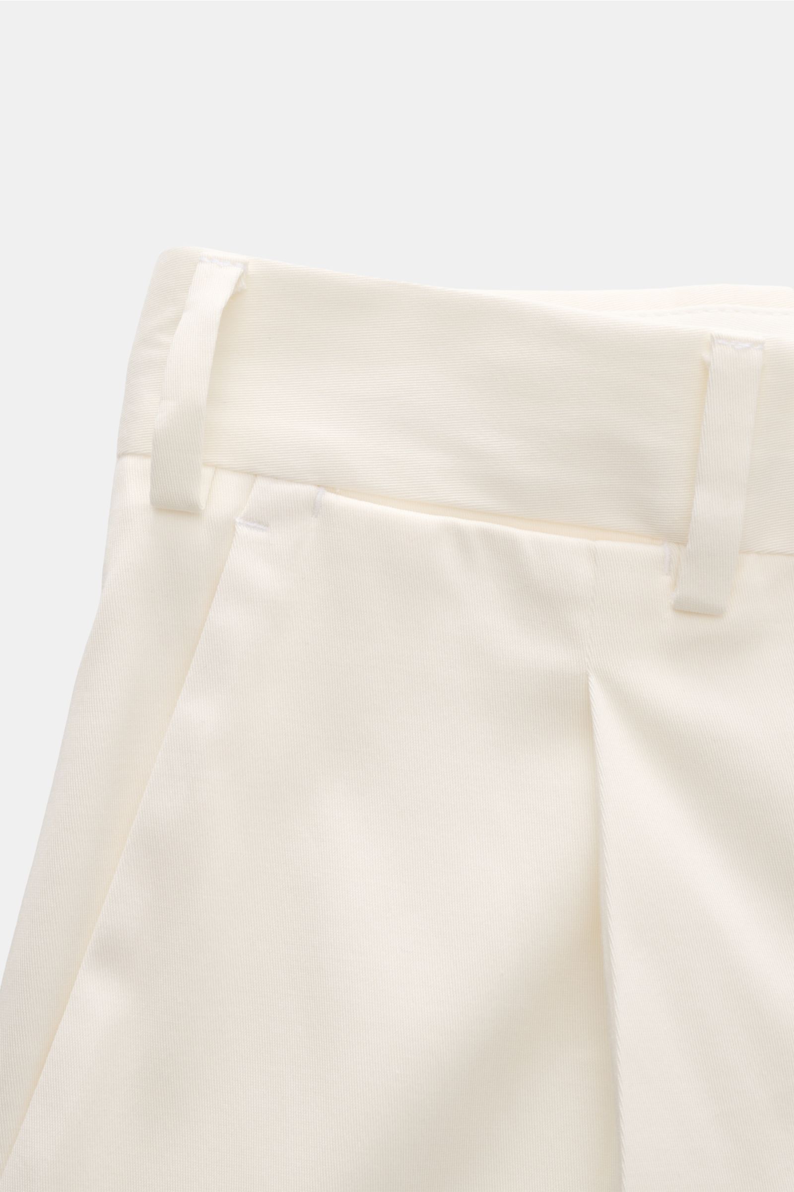 Close-up front view of PT Torino Chinos 'Union Fit' cream, made of cotton-silk twill with slight stretch, featuring belt loops, simple pleat, and soft regular fit. A versatile companion for spring and summer with zip and waist buttons, French and watch po