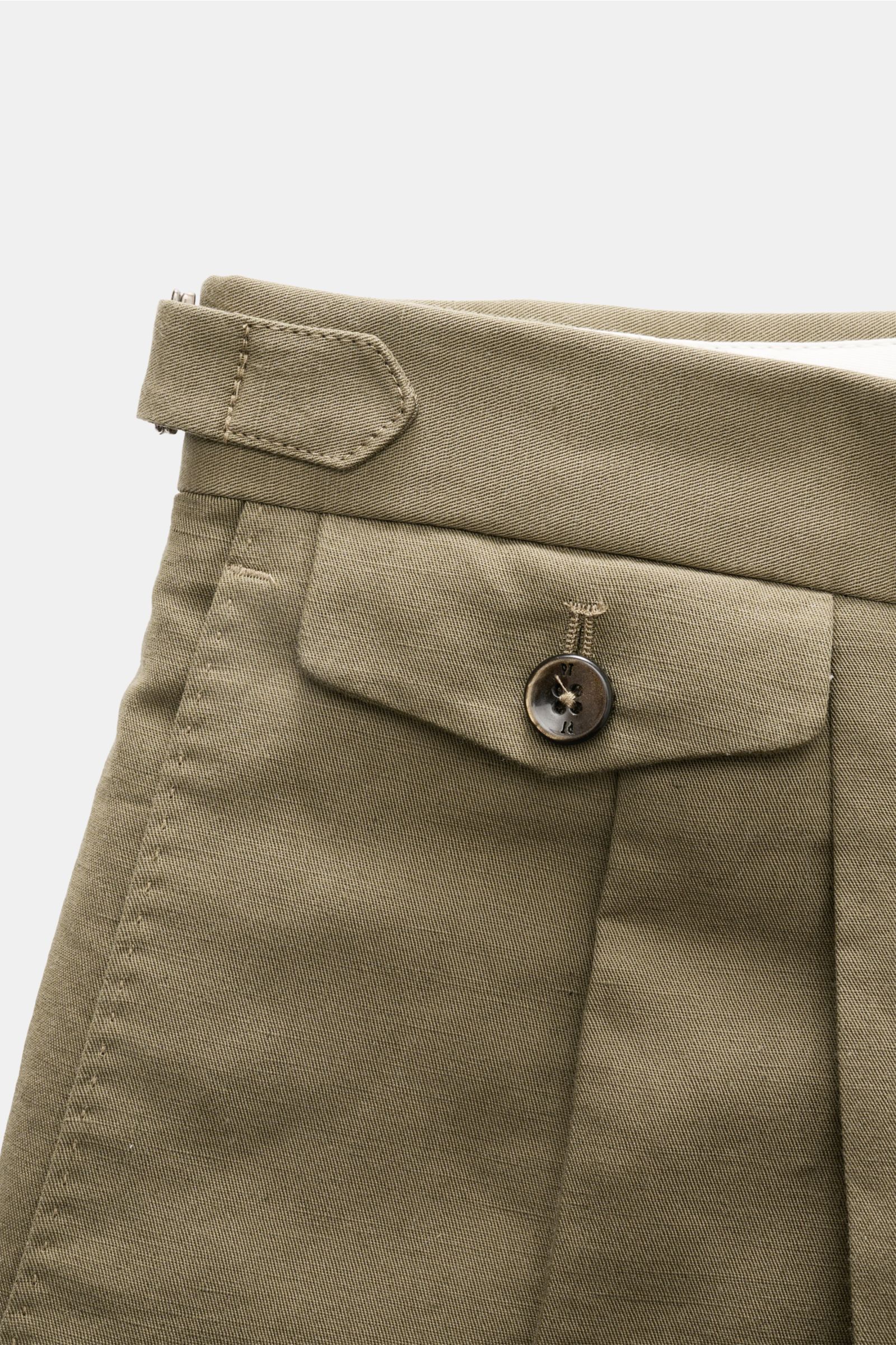 Close-up front side view of PT Torino Trousers 'Gentleman Fit' taupe showing zip, waist buttons, side adjuster, and double pleat.

Description: For these exclusive 'Gentleman Fit' trousers, PT TORINO has chosen a summery blend of linen and cotton – the