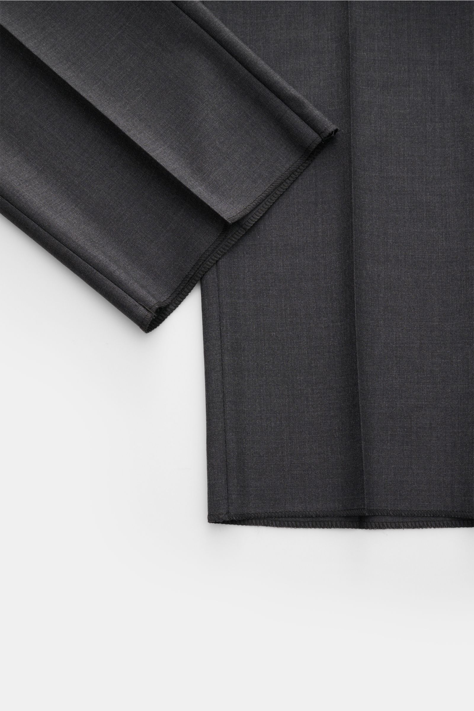 PT Torino Wollhose 'City' dunkelgrau meliert, aus super feiner 160'S Schurwolle, Regular Fit, mit einfacher Bundfalte, französischen Taschen, Reißverschluss und Bundknöpfen, offene Länge, Nahaufnahme von unten seitlich.