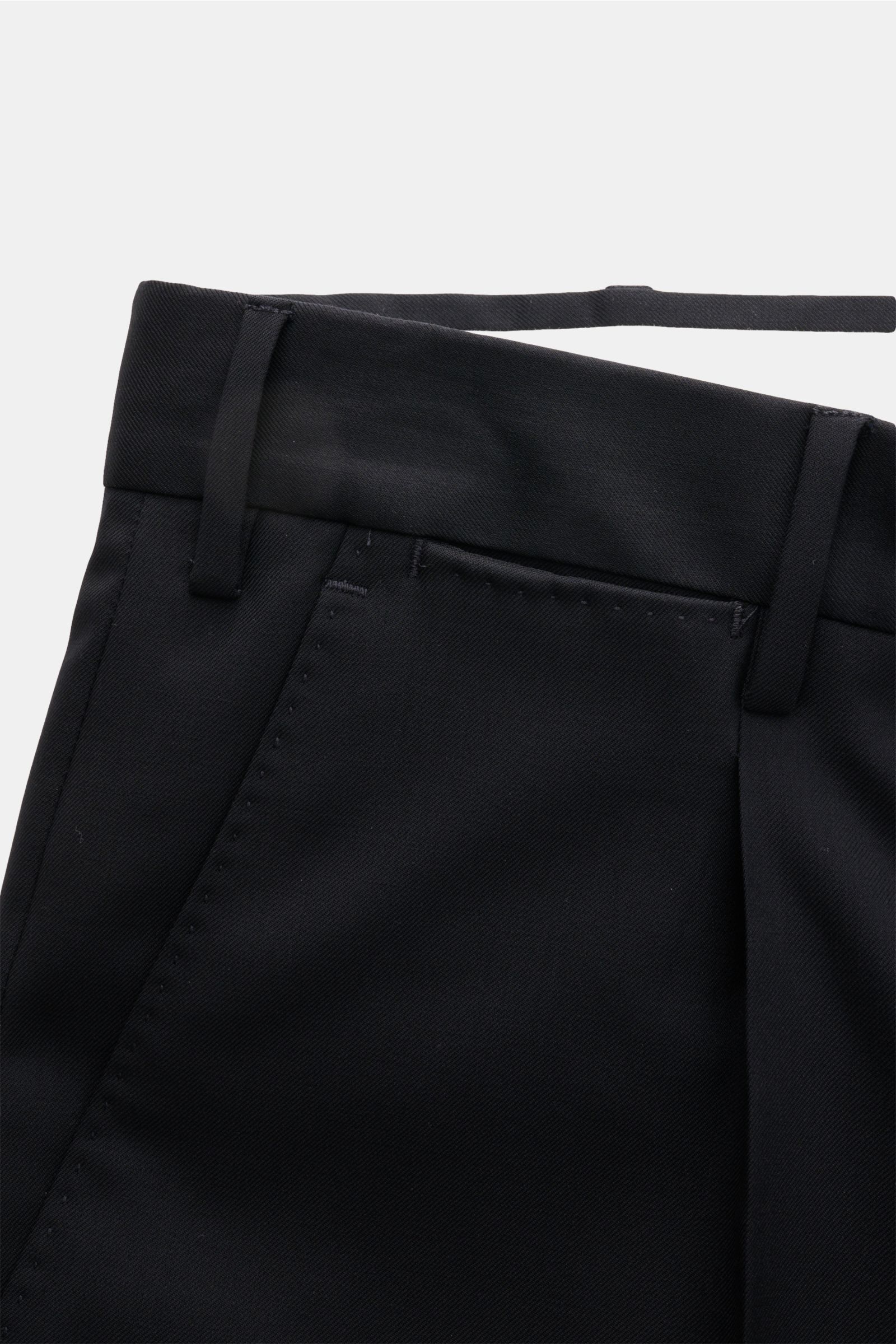 PT Torino Wollhose 'City' schwarz aus Super 160'S Schurwolle, Regular Fit, mit Bundfalte, französischen Taschen, Knopf, offen, Detailaufnahme Bund vorne.