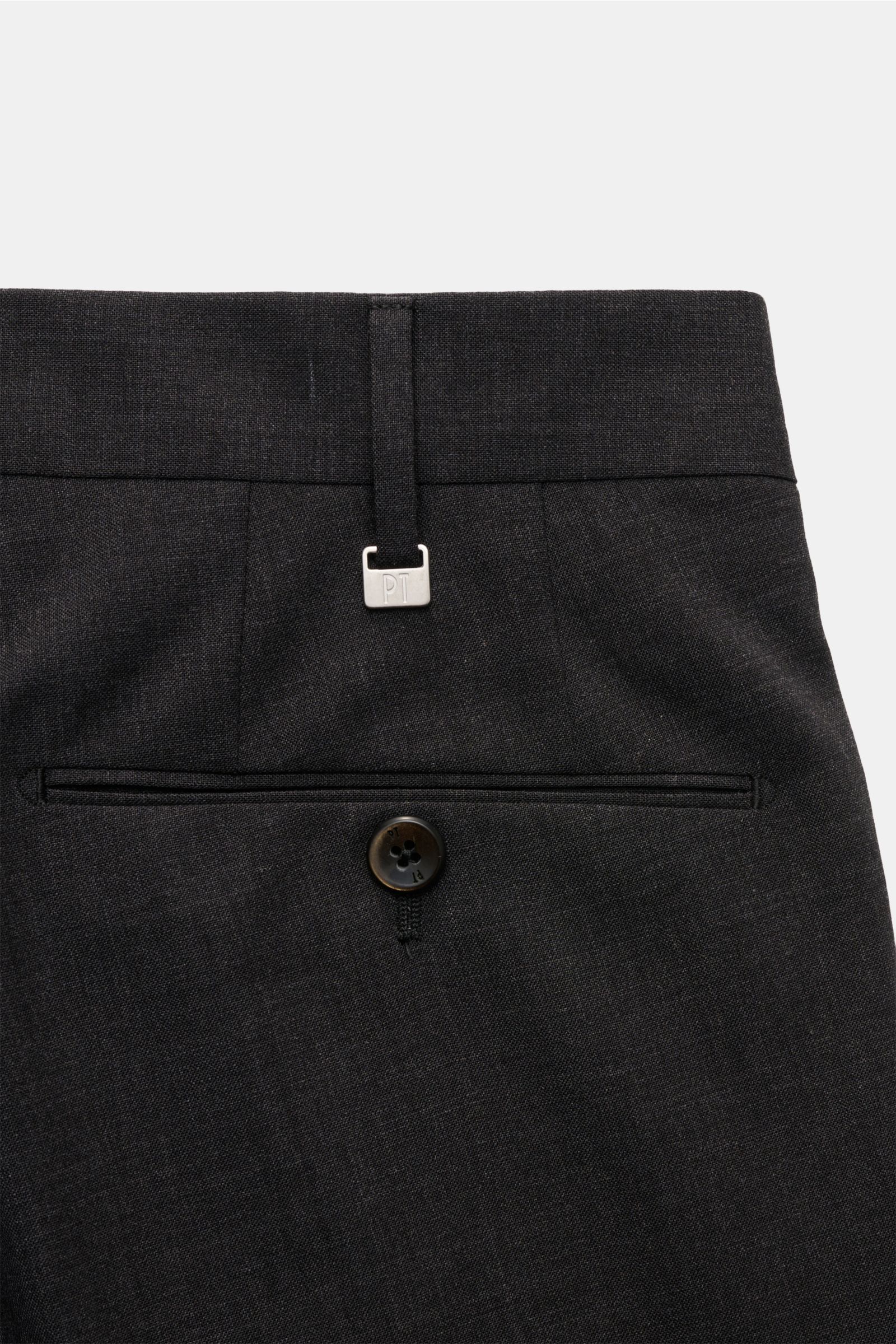 Close-up rear view of PT Torino Wollhose 'Slim Fit' anthrazit in dark elastic virgin wool with slim silhouette, buttoned welt pocket, and metal PT logo belt loop. 

Für diese exklusive Hose wählt PT TORINO edelste Schurwolle, die mit ihrem feinen Garn 